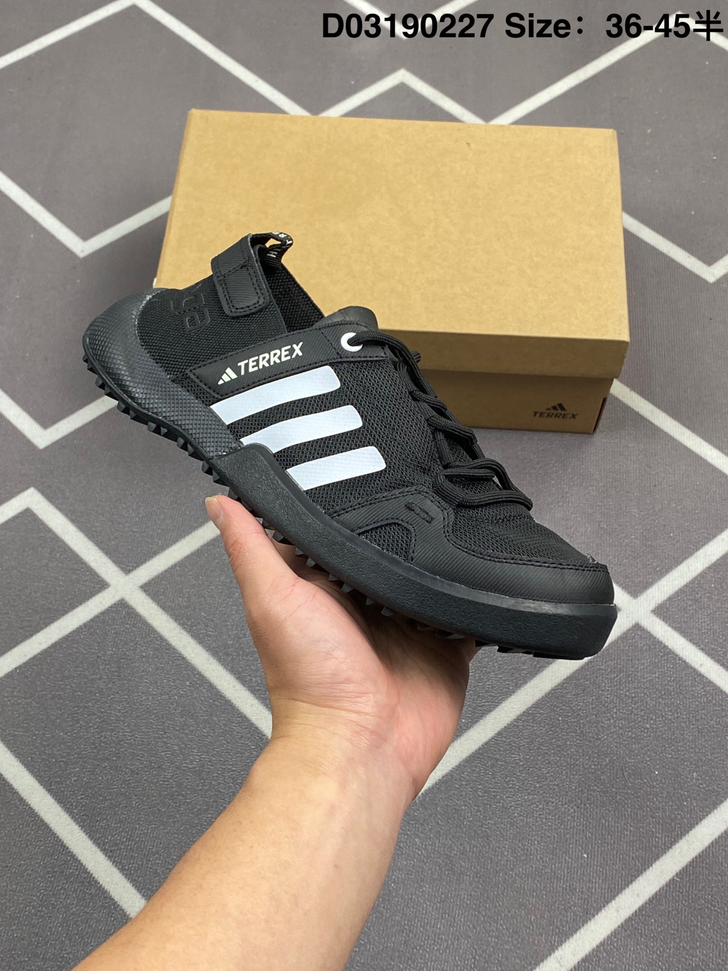 特价💰199
阿迪达斯 涉水鞋 Adidas TERREX DAROGA TWO 13 S.RDY男女子户外运动鞋 。无论是海边旅行、河岸漫步,还是晴日徒步,这款adidas涉水鞋力求带来舒适脚感。搭载HEAT.RDY御热科技,穿着舒适。含弹力鞋跟,舒适贴合。配Traxion外底,旨在方便陆地和水上活动。把它收纳到你的包里,出发吧。• 系带设计• 织物鞋面• 弹力鞋跟结构• 乙烯/乙酸乙烯酯（EVA）中底• Traxion外底

尺码：36 36⅔ 37⅓ 38 38⅔ 39⅓ 40 40⅔ 41⅓ 42 42⅔ 43⅓ 44 45
货号：HP8636
编码：D03190227