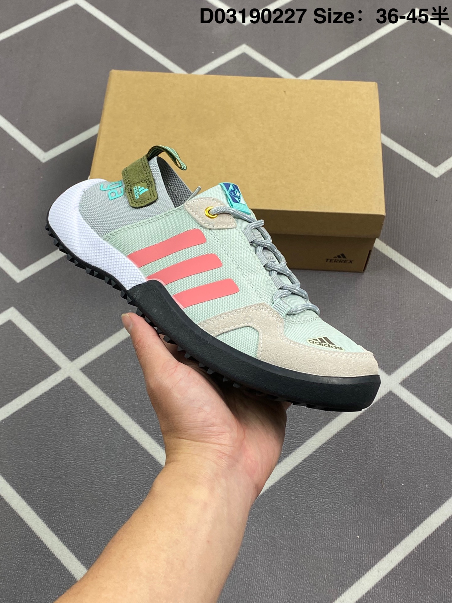 特价💰199
阿迪达斯 涉水鞋 Adidas TERREX DAROGA TWO 13 S.RDY男女子户外运动鞋 。无论是海边旅行、河岸漫步,还是晴日徒步,这款adidas涉水鞋力求带来舒适脚感。搭载HEAT.RDY御热科技,穿着舒适。含弹力鞋跟,舒适贴合。配Traxion外底,旨在方便陆地和水上活动。把它收纳到你的包里,出发吧。• 系带设计• 织物鞋面• 弹力鞋跟结构• 乙烯/乙酸乙烯酯（EVA）中底• Traxion外底

尺码：36 36⅔ 37⅓ 38 38⅔ 39⅓ 40 40⅔ 41⅓ 42 42⅔ 43⅓ 44 45
货号：HP8636
编码：D03190227