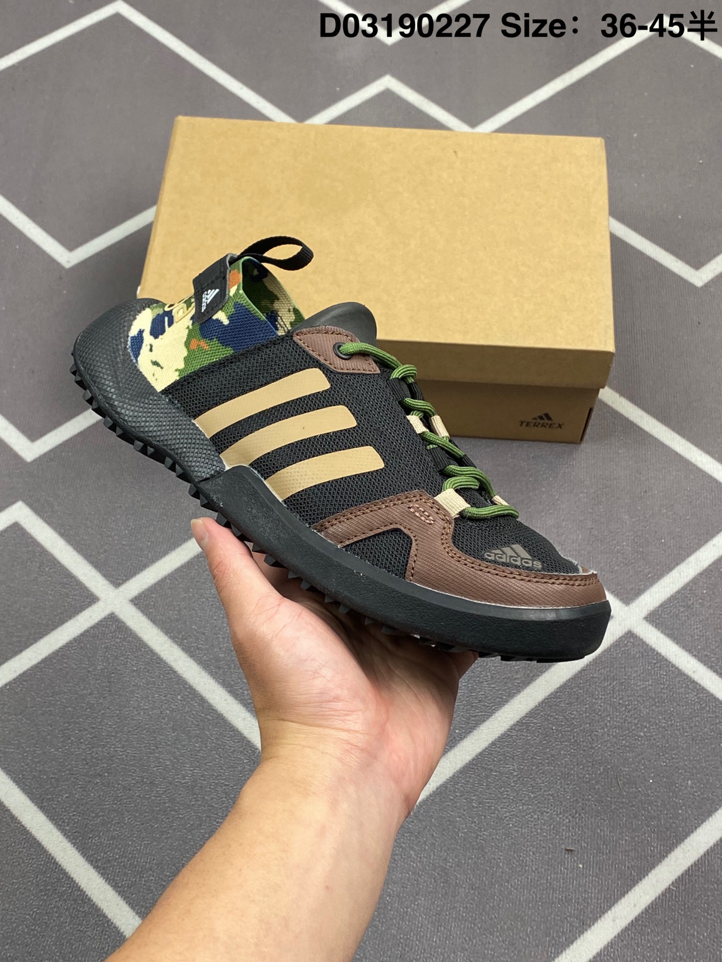 特价💰199
阿迪达斯 涉水鞋 Adidas TERREX DAROGA TWO 13 S.RDY男女子户外运动鞋 。无论是海边旅行、河岸漫步,还是晴日徒步,这款adidas涉水鞋力求带来舒适脚感。搭载HEAT.RDY御热科技,穿着舒适。含弹力鞋跟,舒适贴合。配Traxion外底,旨在方便陆地和水上活动。把它收纳到你的包里,出发吧。• 系带设计• 织物鞋面• 弹力鞋跟结构• 乙烯/乙酸乙烯酯（EVA）中底• Traxion外底

尺码：36 36⅔ 37⅓ 38 38⅔ 39⅓ 40 40⅔ 41⅓ 42 42⅔ 43⅓ 44 45
货号：HP8636
编码：D03190227