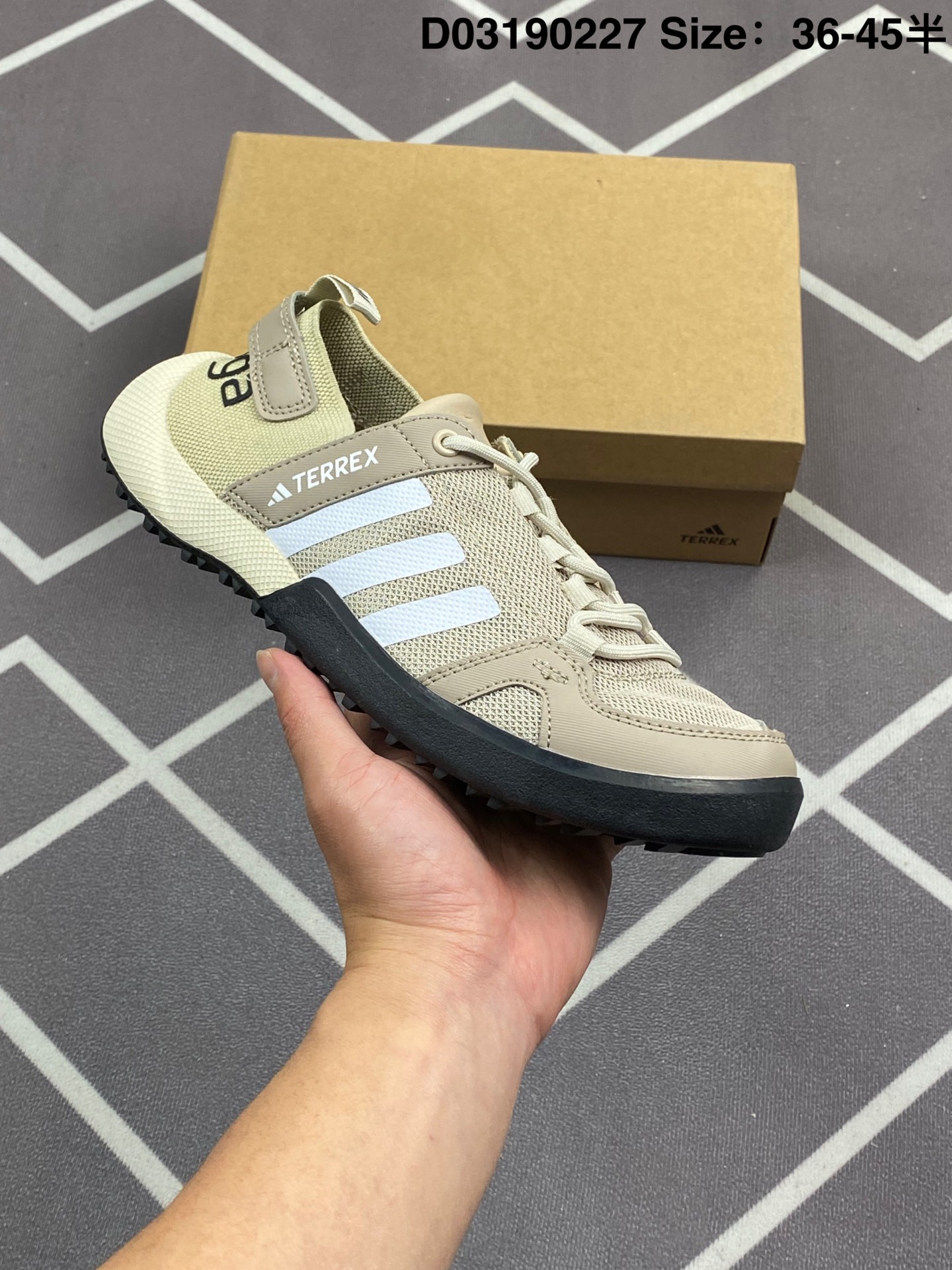 特价💰199
阿迪达斯 涉水鞋 Adidas TERREX DAROGA TWO 13 S.RDY男女子户外运动鞋 。无论是海边旅行、河岸漫步,还是晴日徒步,这款adidas涉水鞋力求带来舒适脚感。搭载HEAT.RDY御热科技,穿着舒适。含弹力鞋跟,舒适贴合。配Traxion外底,旨在方便陆地和水上活动。把它收纳到你的包里,出发吧。• 系带设计• 织物鞋面• 弹力鞋跟结构• 乙烯/乙酸乙烯酯（EVA）中底• Traxion外底

尺码：36 36⅔ 37⅓ 38 38⅔ 39⅓ 40 40⅔ 41⅓ 42 42⅔ 43⅓ 44 45
货号：HP8636
编码：D03190227
