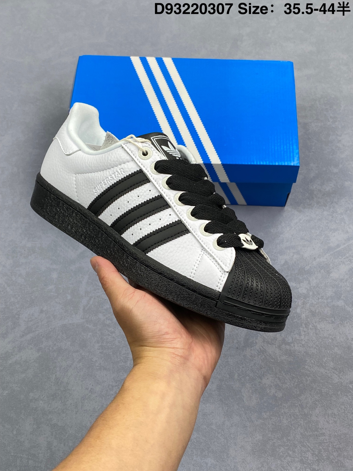 AD Originals Superstar II"White Black"白黑熊猫   经典贝壳头系列低帮百搭休闲运动板鞋“皮革新白黑”JI0124
#升级原楦原纸版开发
#采用软质荔枝纹牛剖革鞋面材质
#2020改良全包围鞋垫
#正确2020版鞋底模具及扇贝头盖片❗
尺码：35 36 36⅔ 37⅓ 38 38⅔ 39⅓ 40 40⅔ 41⅓ 42 42⅔ 43⅓ 44
货号 JI0124