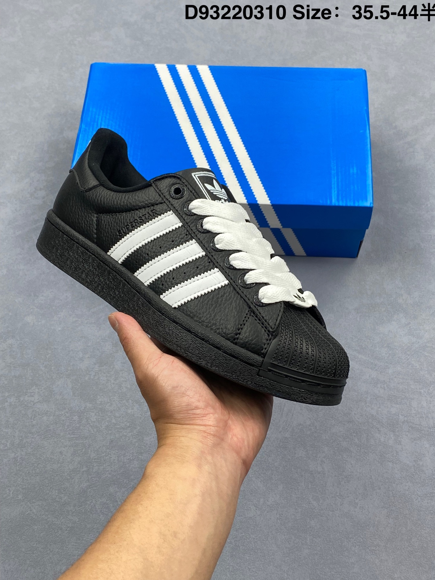 AD Originals Superstar II"White Black"经典贝壳头黑白 熊猫   系列低帮百搭休闲运动板鞋“皮革新白黑”JI0124
#升级原楦原纸版开发
#采用软质荔枝纹牛剖革鞋面材质
#2020改良全包围鞋垫
#正确2020版鞋底模具及扇贝头盖片❗
尺码：35 36 36⅔ 37⅓ 38 38⅔ 39⅓ 40 40⅔ 41⅓ 42 42⅔ 43⅓ 44
货号 JI0124