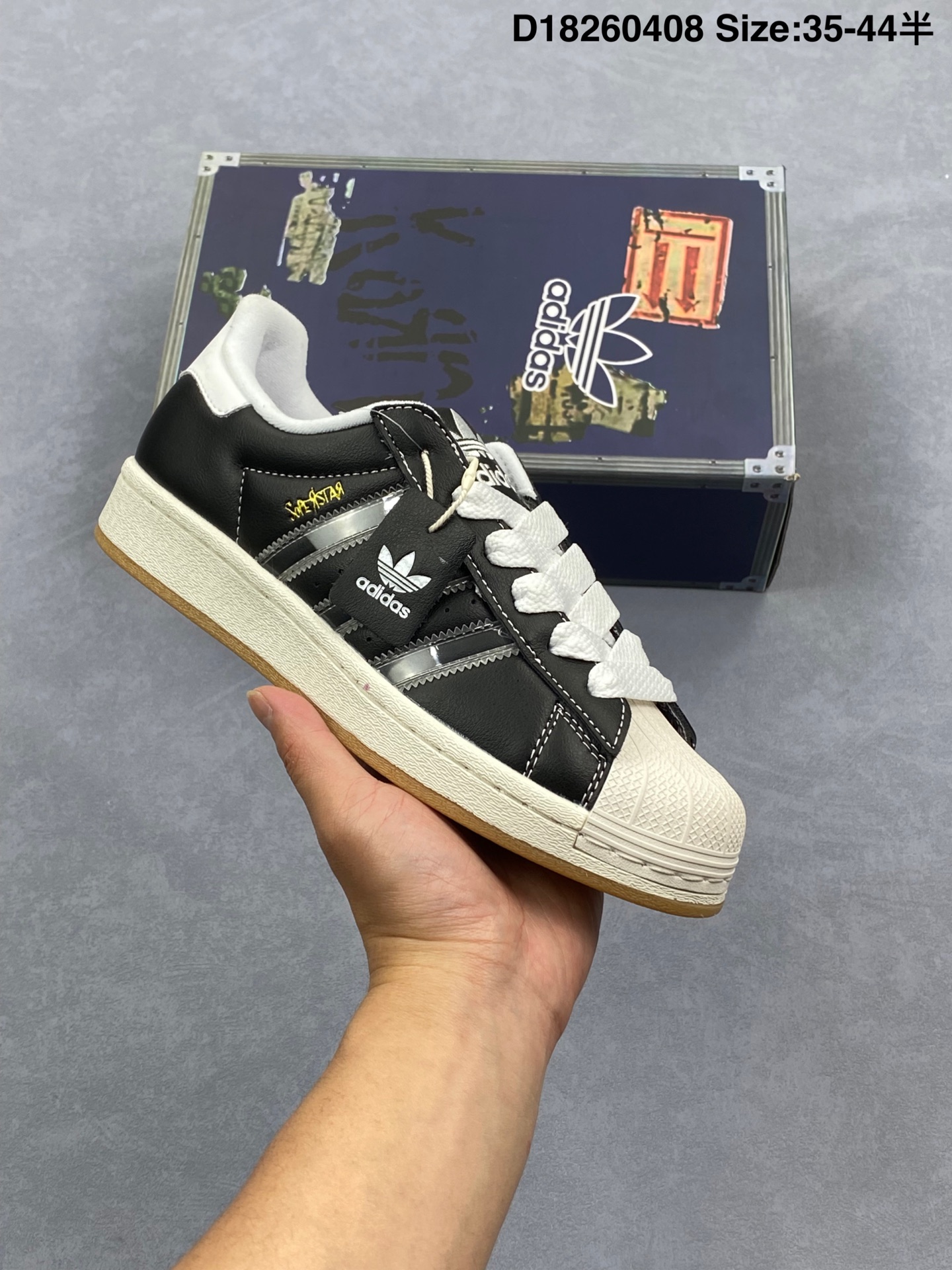 阿迪达斯 ADIDAS SUPERSTAR 三叶草☘️2025年新款鞋子  插卡 配色    蛇年新款经典贝壳头系列 新款休闲板鞋潮流男女士运动鞋 。鞋面柔软皮革材质 标志性的贝壳鞋头，锯齿三条纹，简约的线条。就连版型和比例，都在向1982年的鞋款致敬。可谓“形神兼备”的复刻。无论在哪，无论去哪，你或许都需要这样一双既舒适又时尚的鞋。1970年问世于篮球场的adidas Superstar，集舒适与时尚于一身。这款经典鞋，缀低调图案，灵感源自公共交通地图。设计简约，旨在伴你出行。心动不如行动，系好鞋带，出发吧。
货号：IH1313
码数：35–44 半码