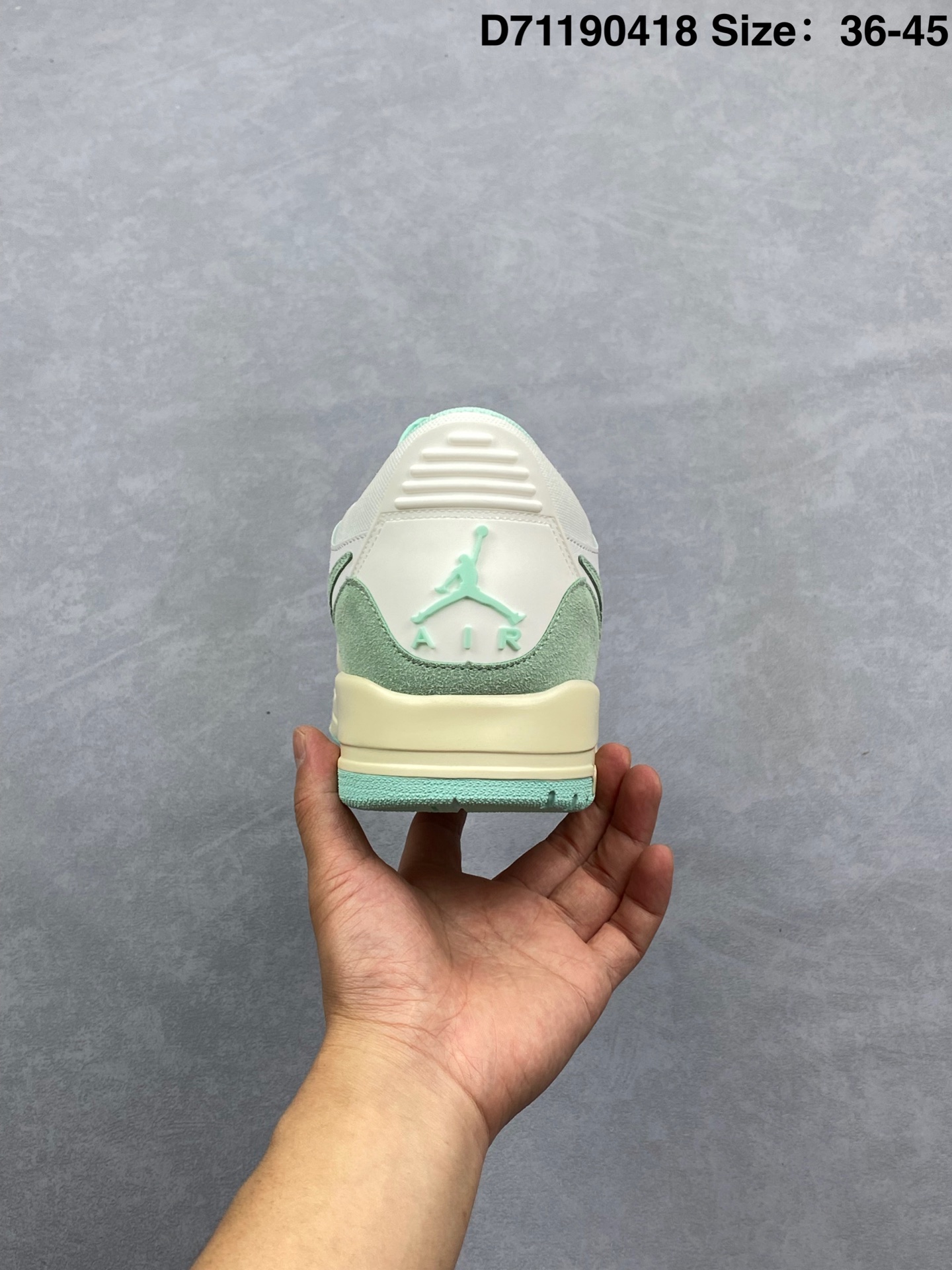 💰195
Nike Air Jordan Legacy 312 Low 乔丹 AJ 312 最强三合一混合版 有着交错结合的设计，它的名字就展现出它所包含的鞋款元素，312 分别对应了 Air Jordan 3、Air Jordan 1 和 Air Trainer 2，将这三双经典又有不俗人气的鞋款融合，“最强三合一” 的名称由此得来
货号：FQ7827 103
编码:D71190418 Size:36～45