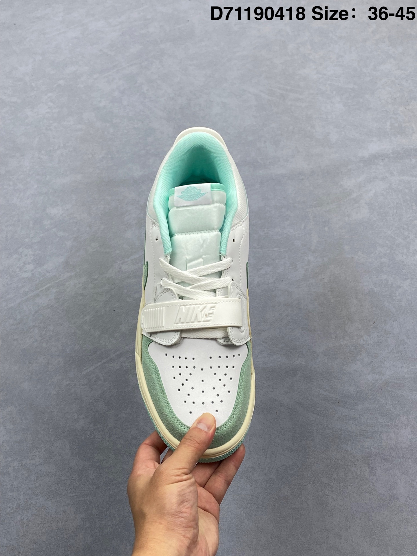 💰195
Nike Air Jordan Legacy 312 Low 乔丹 AJ 312 最强三合一混合版 有着交错结合的设计，它的名字就展现出它所包含的鞋款元素，312 分别对应了 Air Jordan 3、Air Jordan 1 和 Air Trainer 2，将这三双经典又有不俗人气的鞋款融合，“最强三合一” 的名称由此得来
货号：FQ7827 103
编码:D71190418 Size:36～45