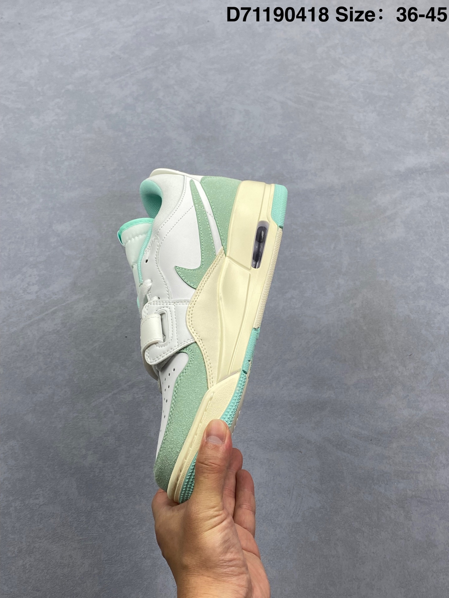 💰195
Nike Air Jordan Legacy 312 Low 乔丹 AJ 312 最强三合一混合版 有着交错结合的设计，它的名字就展现出它所包含的鞋款元素，312 分别对应了 Air Jordan 3、Air Jordan 1 和 Air Trainer 2，将这三双经典又有不俗人气的鞋款融合，“最强三合一” 的名称由此得来
货号：FQ7827 103
编码:D71190418 Size:36～45