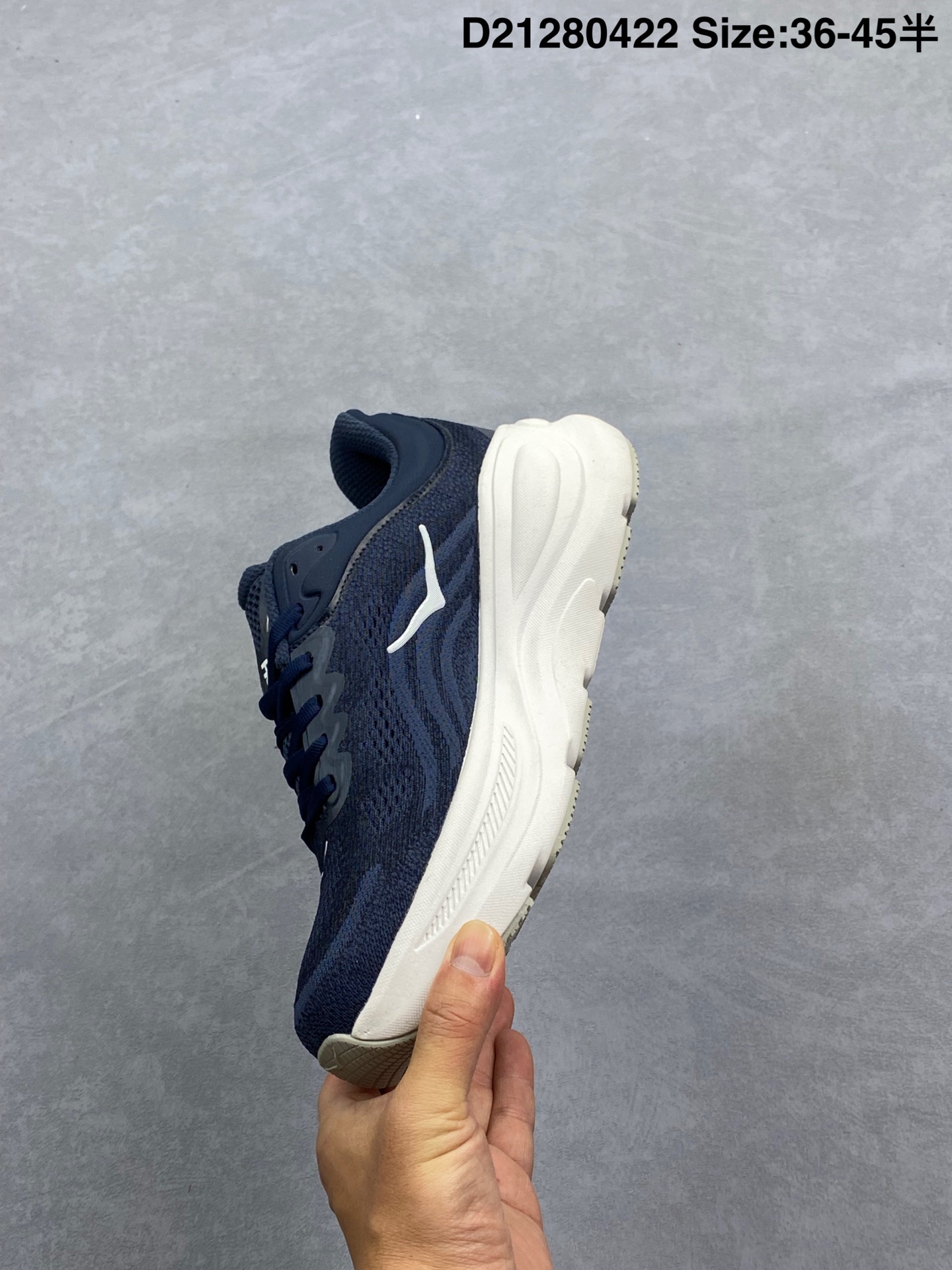 💰240
HOKA ONE ONE Bondi 9 机能缓震跑鞋
#鞋面部分采用工程网眼面料，可以确保必要的透气性能。使用了全新的莱卡橡筋，这大大提升了鞋面的硬度，由此增加鞋面的支撑性能。后掌33mm、前掌29mm的超厚Soft EVA中底，比传统的EVA材料还要柔软30%  
货号：1162011
尺码：36 37 38 39 40 40.5 41 42 42.5 43 44 44.5 45 
编码：D21280422