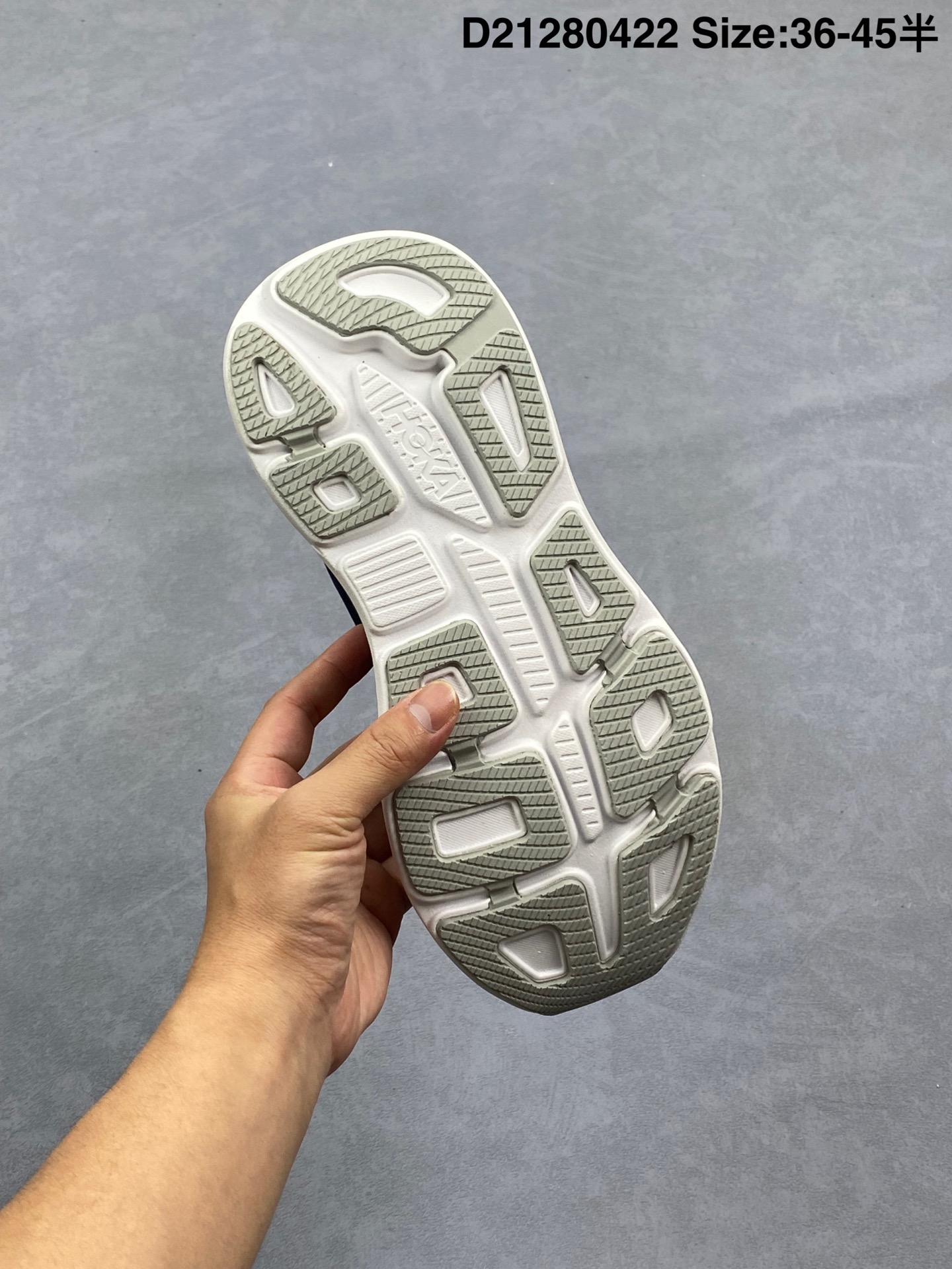 💰240
HOKA ONE ONE Bondi 9 机能缓震跑鞋
#鞋面部分采用工程网眼面料，可以确保必要的透气性能。使用了全新的莱卡橡筋，这大大提升了鞋面的硬度，由此增加鞋面的支撑性能。后掌33mm、前掌29mm的超厚Soft EVA中底，比传统的EVA材料还要柔软30%  
货号：1162011
尺码：36 37 38 39 40 40.5 41 42 42.5 43 44 44.5 45 
编码：D21280422