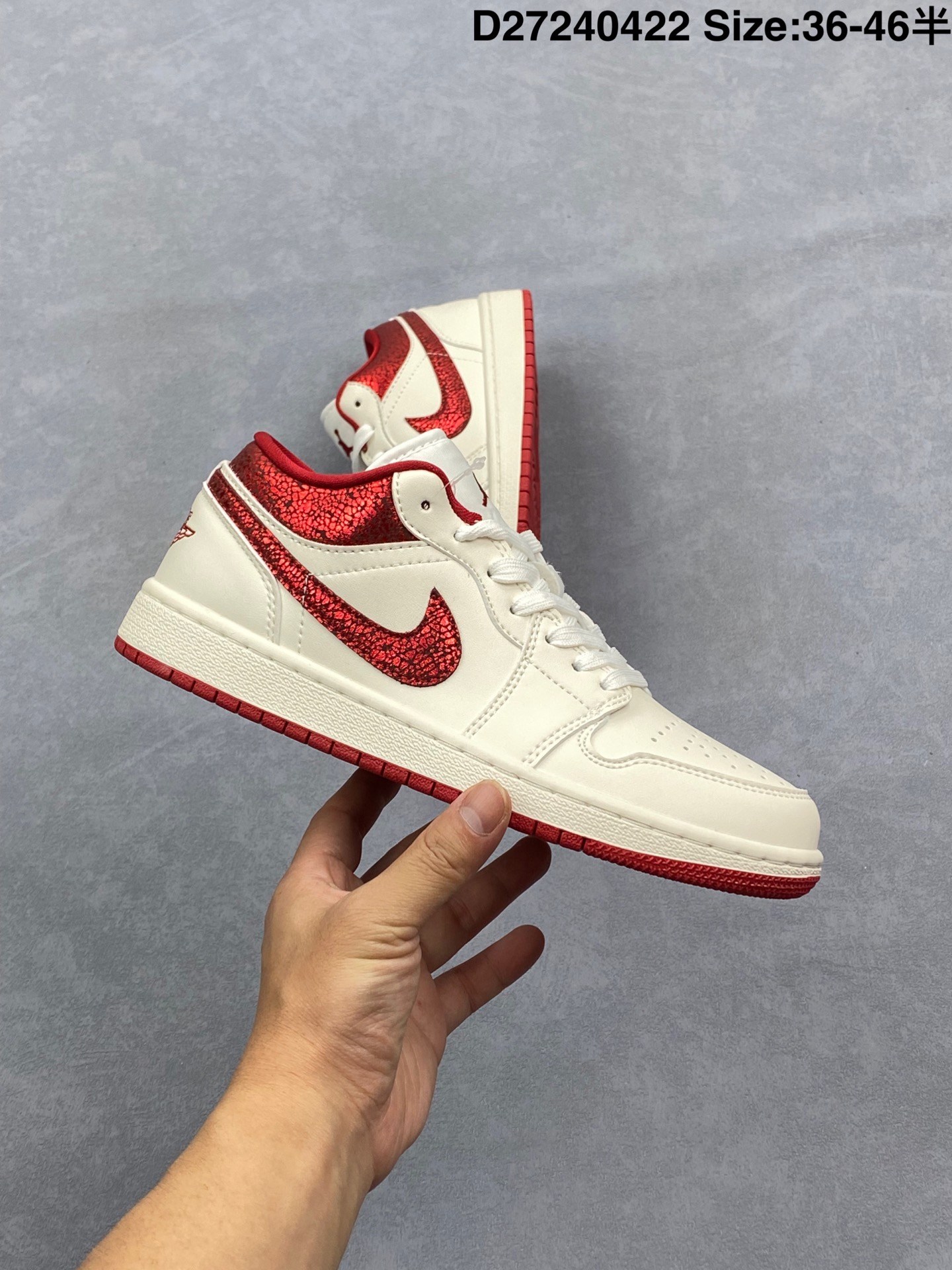 💰220
耐克 乔丹Air Jordan 1 Low AJ1 乔1 乔丹1代aj1 低帮复古文化休闲运动篮球鞋,从1985 年面世的元年款汲取设计灵感,采用简洁大方的经典外观,熟悉中带一抹新颖。此款运动鞋采用经典设计,可与不同风格轻松搭配,助你彰显出众风采。鞋底加入内嵌式 Air 缓震技术,营造轻盈缓震体验,天然皮革与合成材质组合鞋面经久耐穿,彰显优质风范,硬质橡胶外底,提供可驾驭多种地面的强劲抓地力。
货号:553558
码数:36 36.5 37.5 38 38.5 39 40 40.5 41 42 42.5 43 44 45
D27240422