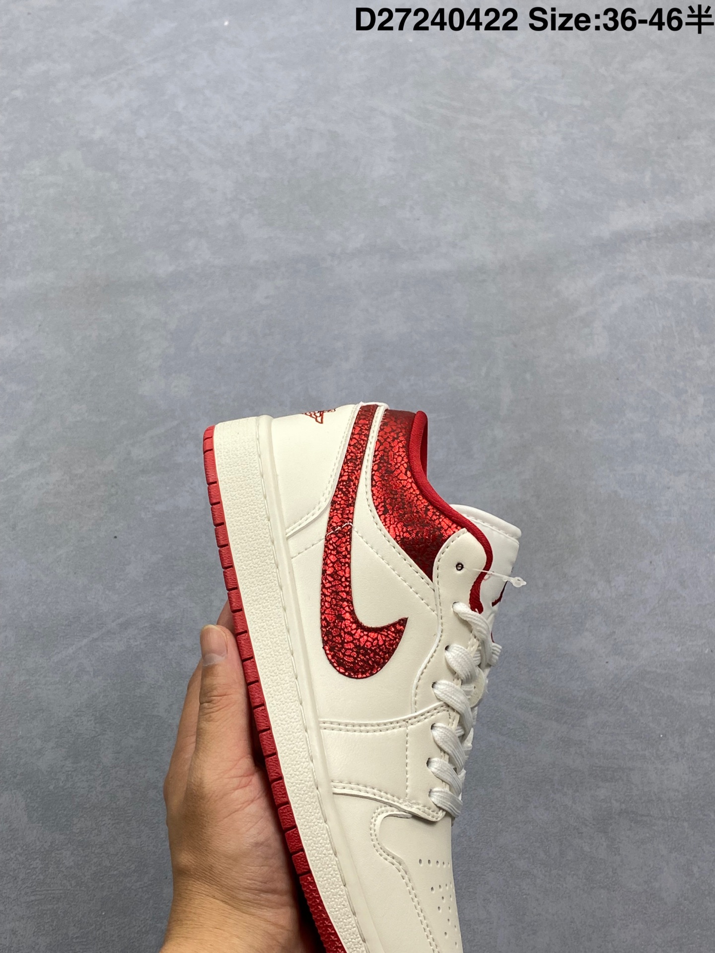 💰220
耐克 乔丹Air Jordan 1 Low AJ1 乔1 乔丹1代aj1 低帮复古文化休闲运动篮球鞋,从1985 年面世的元年款汲取设计灵感,采用简洁大方的经典外观,熟悉中带一抹新颖。此款运动鞋采用经典设计,可与不同风格轻松搭配,助你彰显出众风采。鞋底加入内嵌式 Air 缓震技术,营造轻盈缓震体验,天然皮革与合成材质组合鞋面经久耐穿,彰显优质风范,硬质橡胶外底,提供可驾驭多种地面的强劲抓地力。
货号:553558
码数:36 36.5 37.5 38 38.5 39 40 40.5 41 42 42.5 43 44 45
D27240422