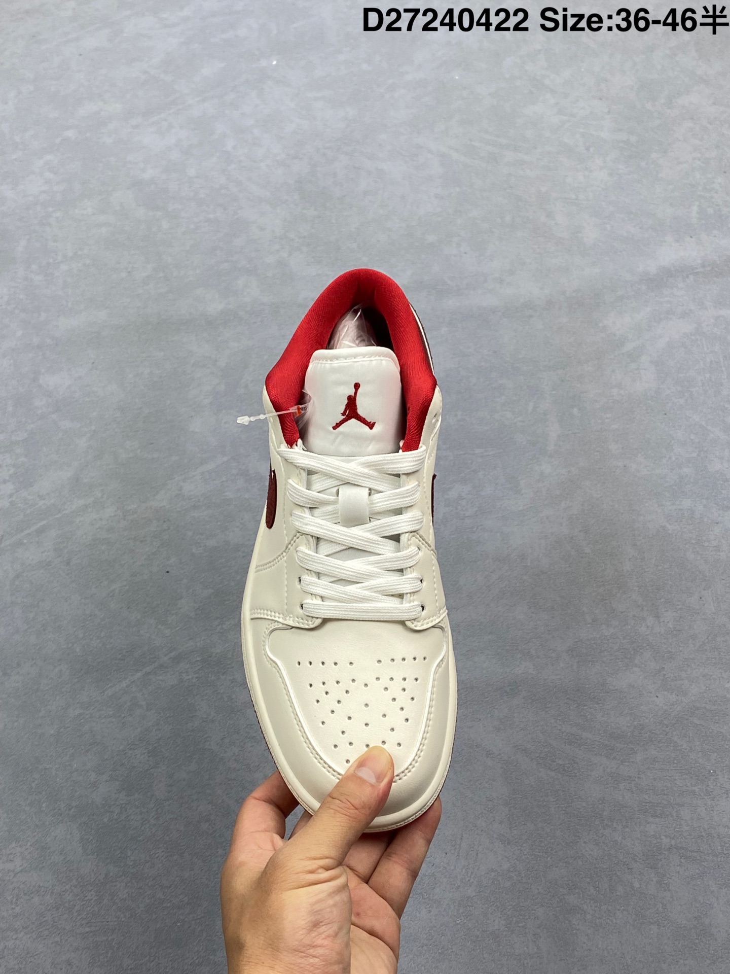 💰220
耐克 乔丹Air Jordan 1 Low AJ1 乔1 乔丹1代aj1 低帮复古文化休闲运动篮球鞋,从1985 年面世的元年款汲取设计灵感,采用简洁大方的经典外观,熟悉中带一抹新颖。此款运动鞋采用经典设计,可与不同风格轻松搭配,助你彰显出众风采。鞋底加入内嵌式 Air 缓震技术,营造轻盈缓震体验,天然皮革与合成材质组合鞋面经久耐穿,彰显优质风范,硬质橡胶外底,提供可驾驭多种地面的强劲抓地力。
货号:553558
码数:36 36.5 37.5 38 38.5 39 40 40.5 41 42 42.5 43 44 45
D27240422