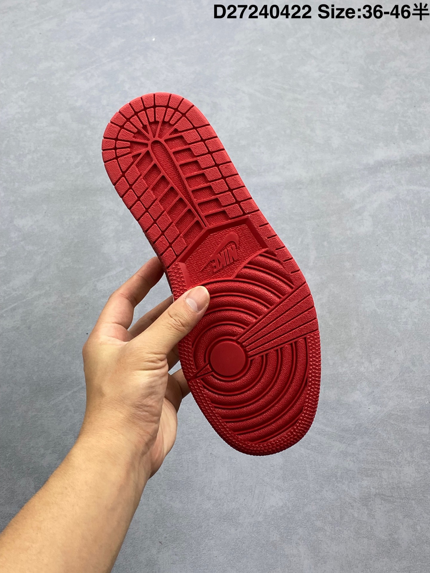 💰220
耐克 乔丹Air Jordan 1 Low AJ1 乔1 乔丹1代aj1 低帮复古文化休闲运动篮球鞋,从1985 年面世的元年款汲取设计灵感,采用简洁大方的经典外观,熟悉中带一抹新颖。此款运动鞋采用经典设计,可与不同风格轻松搭配,助你彰显出众风采。鞋底加入内嵌式 Air 缓震技术,营造轻盈缓震体验,天然皮革与合成材质组合鞋面经久耐穿,彰显优质风范,硬质橡胶外底,提供可驾驭多种地面的强劲抓地力。
货号:553558
码数:36 36.5 37.5 38 38.5 39 40 40.5 41 42 42.5 43 44 45
D27240422