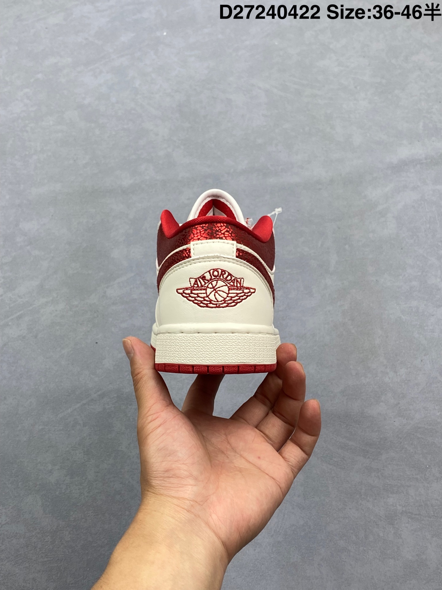 💰220
耐克 乔丹Air Jordan 1 Low AJ1 乔1 乔丹1代aj1 低帮复古文化休闲运动篮球鞋,从1985 年面世的元年款汲取设计灵感,采用简洁大方的经典外观,熟悉中带一抹新颖。此款运动鞋采用经典设计,可与不同风格轻松搭配,助你彰显出众风采。鞋底加入内嵌式 Air 缓震技术,营造轻盈缓震体验,天然皮革与合成材质组合鞋面经久耐穿,彰显优质风范,硬质橡胶外底,提供可驾驭多种地面的强劲抓地力。
货号:553558
码数:36 36.5 37.5 38 38.5 39 40 40.5 41 42 42.5 43 44 45
D27240422