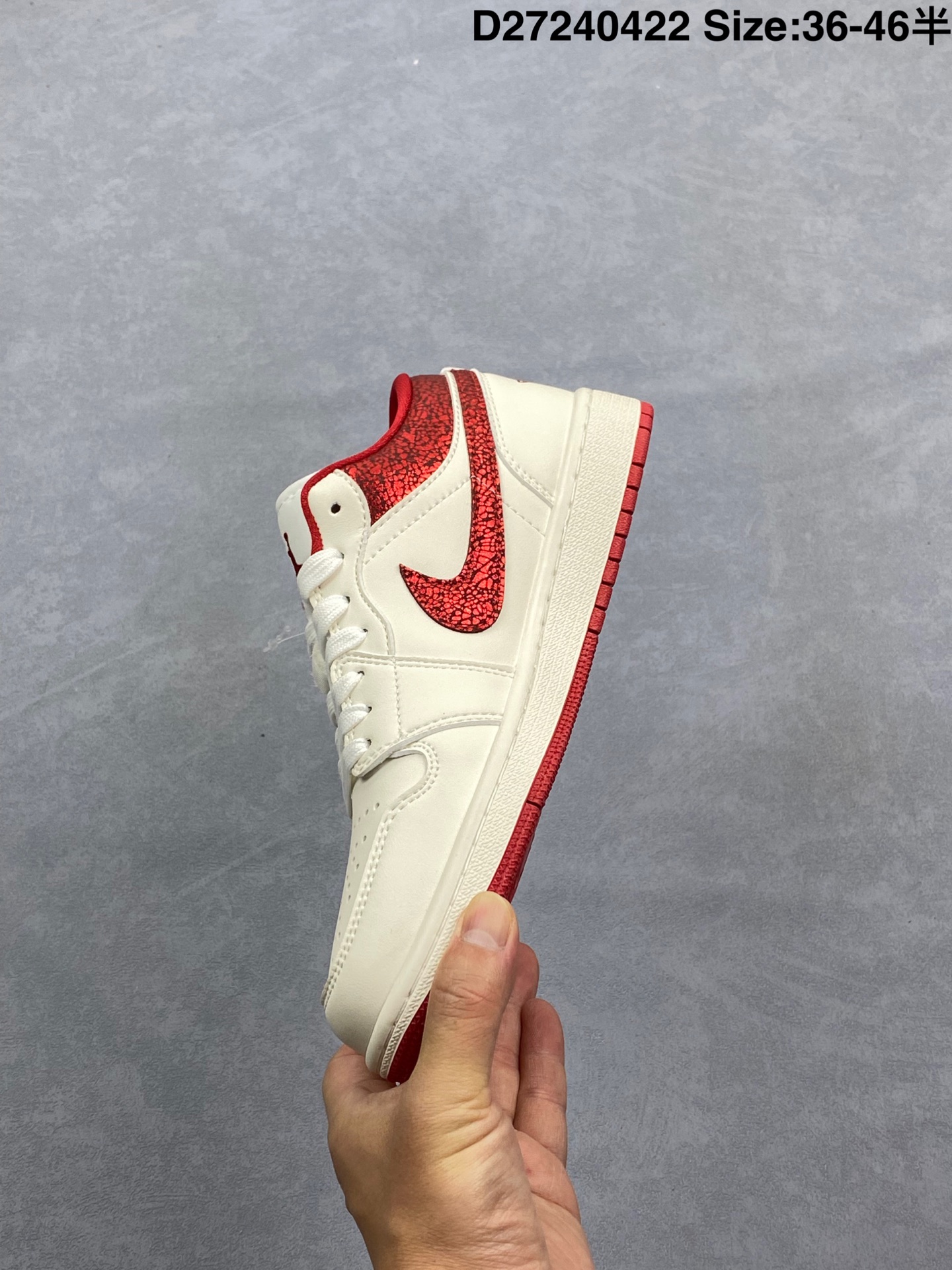 💰220
耐克 乔丹Air Jordan 1 Low AJ1 乔1 乔丹1代aj1 低帮复古文化休闲运动篮球鞋,从1985 年面世的元年款汲取设计灵感,采用简洁大方的经典外观,熟悉中带一抹新颖。此款运动鞋采用经典设计,可与不同风格轻松搭配,助你彰显出众风采。鞋底加入内嵌式 Air 缓震技术,营造轻盈缓震体验,天然皮革与合成材质组合鞋面经久耐穿,彰显优质风范,硬质橡胶外底,提供可驾驭多种地面的强劲抓地力。
货号:553558
码数:36 36.5 37.5 38 38.5 39 40 40.5 41 42 42.5 43 44 45
D27240422