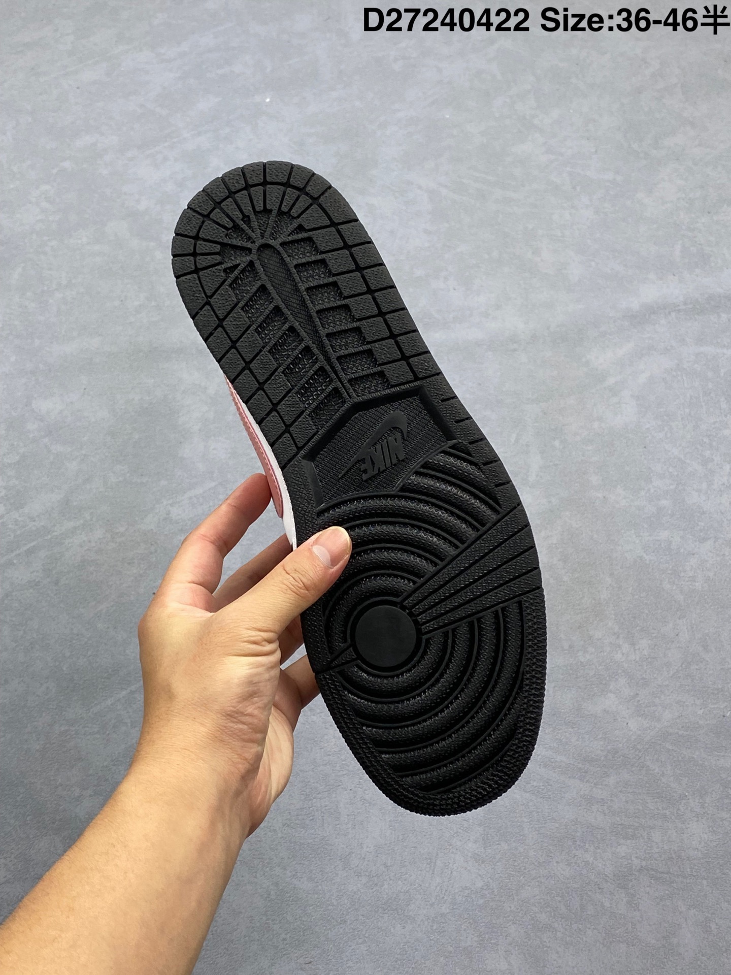 💰220
耐克 乔丹Air Jordan 1 Low AJ1 乔1 乔丹1代aj1 低帮复古文化休闲运动篮球鞋,从1985 年面世的元年款汲取设计灵感,采用简洁大方的经典外观,熟悉中带一抹新颖。此款运动鞋采用经典设计,可与不同风格轻松搭配,助你彰显出众风采。鞋底加入内嵌式 Air 缓震技术,营造轻盈缓震体验,天然皮革与合成材质组合鞋面经久耐穿,彰显优质风范,硬质橡胶外底,提供可驾驭多种地面的强劲抓地力。
货号:553558
码数:36 36.5 37.5 38 38.5 39 40 40.5 41 42 42.5 43 44 45
D27240422