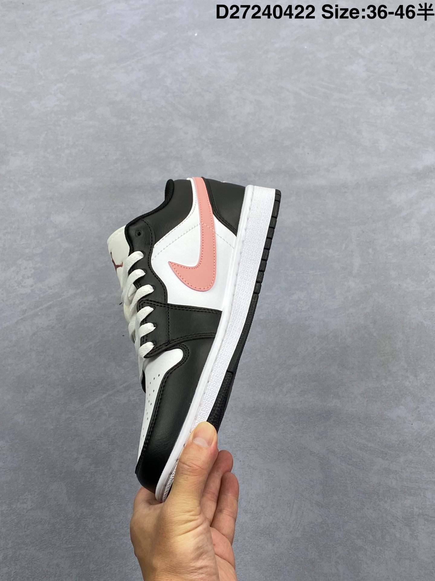 💰220
耐克 乔丹Air Jordan 1 Low AJ1 乔1 乔丹1代aj1 低帮复古文化休闲运动篮球鞋,从1985 年面世的元年款汲取设计灵感,采用简洁大方的经典外观,熟悉中带一抹新颖。此款运动鞋采用经典设计,可与不同风格轻松搭配,助你彰显出众风采。鞋底加入内嵌式 Air 缓震技术,营造轻盈缓震体验,天然皮革与合成材质组合鞋面经久耐穿,彰显优质风范,硬质橡胶外底,提供可驾驭多种地面的强劲抓地力。
货号:553558
码数:36 36.5 37.5 38 38.5 39 40 40.5 41 42 42.5 43 44 45
D27240422