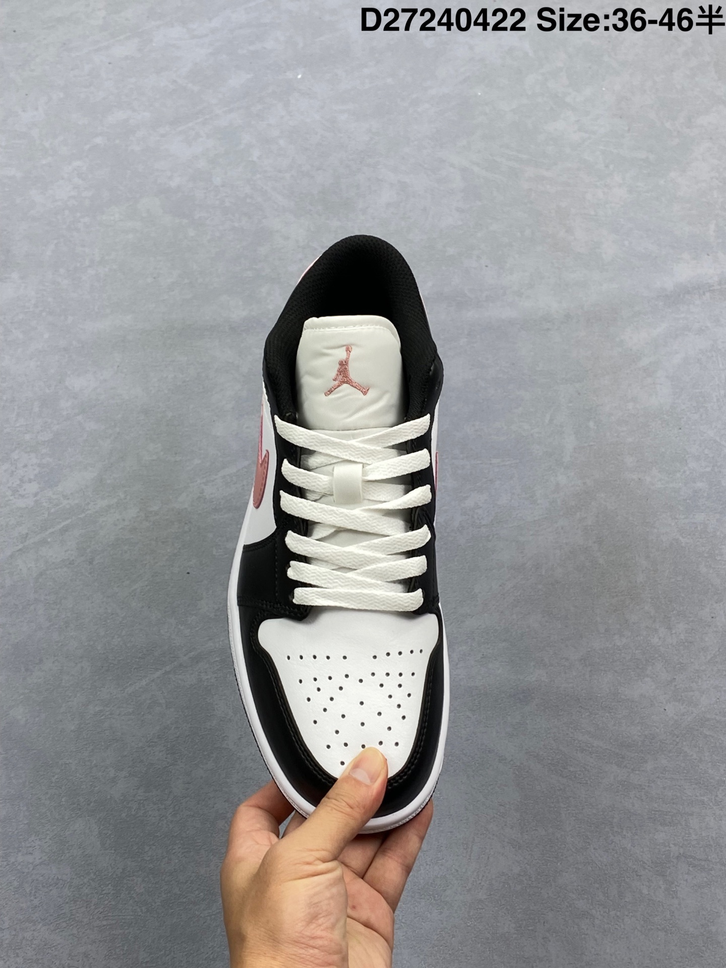 💰220
耐克 乔丹Air Jordan 1 Low AJ1 乔1 乔丹1代aj1 低帮复古文化休闲运动篮球鞋,从1985 年面世的元年款汲取设计灵感,采用简洁大方的经典外观,熟悉中带一抹新颖。此款运动鞋采用经典设计,可与不同风格轻松搭配,助你彰显出众风采。鞋底加入内嵌式 Air 缓震技术,营造轻盈缓震体验,天然皮革与合成材质组合鞋面经久耐穿,彰显优质风范,硬质橡胶外底,提供可驾驭多种地面的强劲抓地力。
货号:553558
码数:36 36.5 37.5 38 38.5 39 40 40.5 41 42 42.5 43 44 45
D27240422