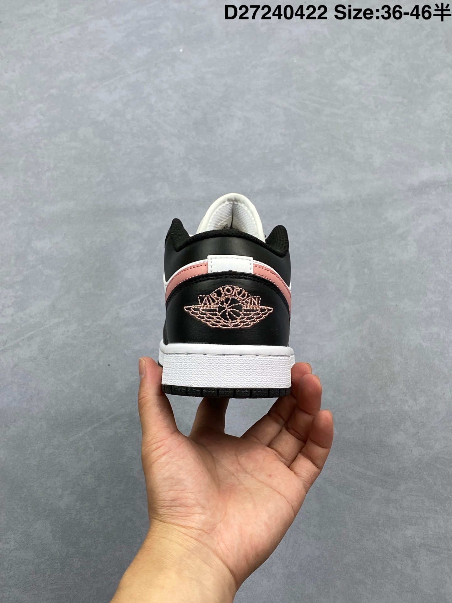 💰220
耐克 乔丹Air Jordan 1 Low AJ1 乔1 乔丹1代aj1 低帮复古文化休闲运动篮球鞋,从1985 年面世的元年款汲取设计灵感,采用简洁大方的经典外观,熟悉中带一抹新颖。此款运动鞋采用经典设计,可与不同风格轻松搭配,助你彰显出众风采。鞋底加入内嵌式 Air 缓震技术,营造轻盈缓震体验,天然皮革与合成材质组合鞋面经久耐穿,彰显优质风范,硬质橡胶外底,提供可驾驭多种地面的强劲抓地力。
货号:553558
码数:36 36.5 37.5 38 38.5 39 40 40.5 41 42 42.5 43 44 45
D27240422