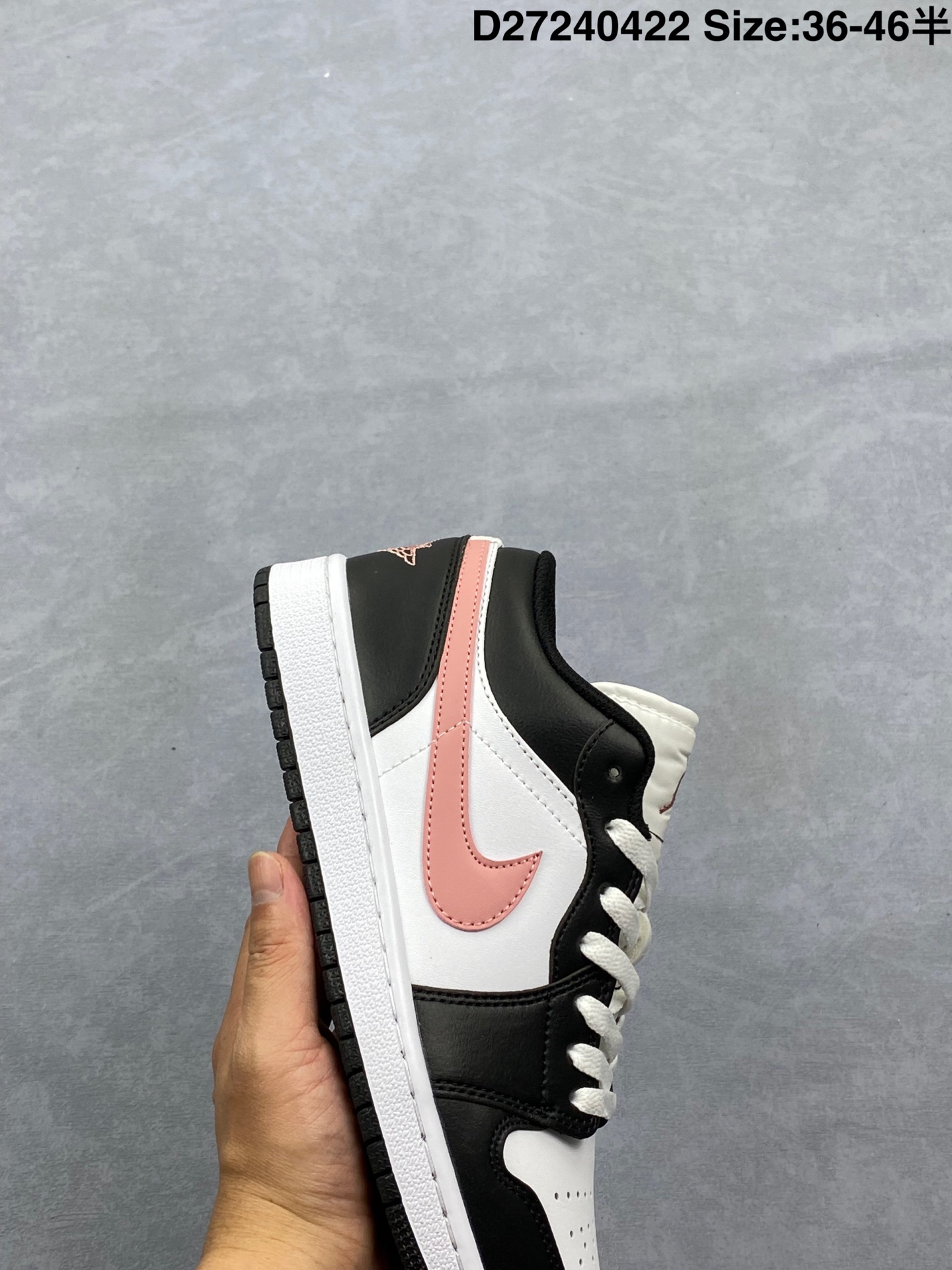 💰220
耐克 乔丹Air Jordan 1 Low AJ1 乔1 乔丹1代aj1 低帮复古文化休闲运动篮球鞋,从1985 年面世的元年款汲取设计灵感,采用简洁大方的经典外观,熟悉中带一抹新颖。此款运动鞋采用经典设计,可与不同风格轻松搭配,助你彰显出众风采。鞋底加入内嵌式 Air 缓震技术,营造轻盈缓震体验,天然皮革与合成材质组合鞋面经久耐穿,彰显优质风范,硬质橡胶外底,提供可驾驭多种地面的强劲抓地力。
货号:553558
码数:36 36.5 37.5 38 38.5 39 40 40.5 41 42 42.5 43 44 45
D27240422