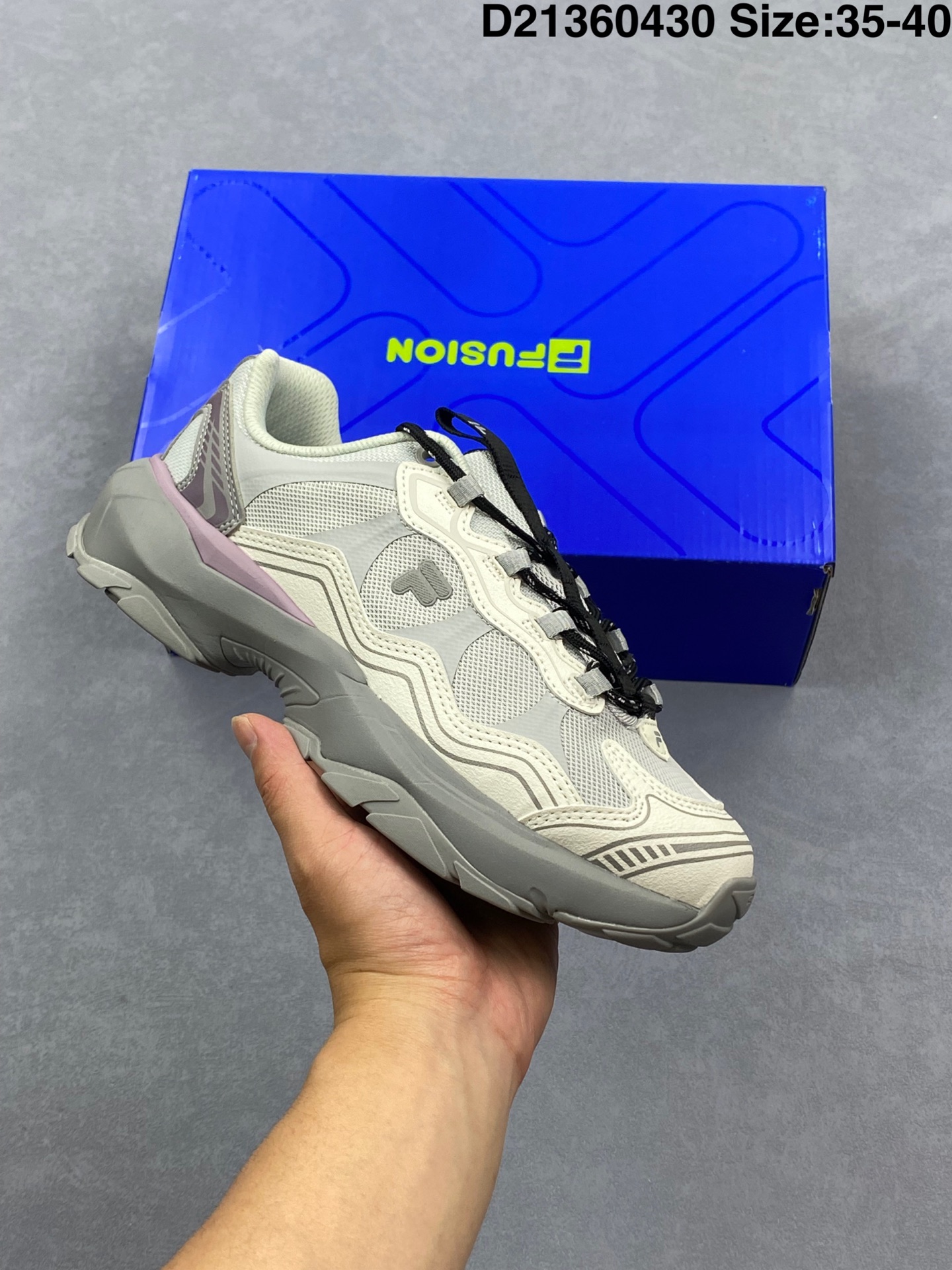 💰320
纯原✅FILA FUSION斐乐潮牌老爹鞋女夏硬糖鞋
厚底老爹鞋跑步鞋 欧阳娜娜 虞书欣同款 
毛绒配件搭配萌趣鞋带可爱爆棚轻能发泡科技加持
轻盈厚底舒适显高混搭易如反掌甜酷辣
官方货号：T12W511521FBS
尺码：35.5 36 36.5 37.5 38 38.5 39 40
编码：D21360430