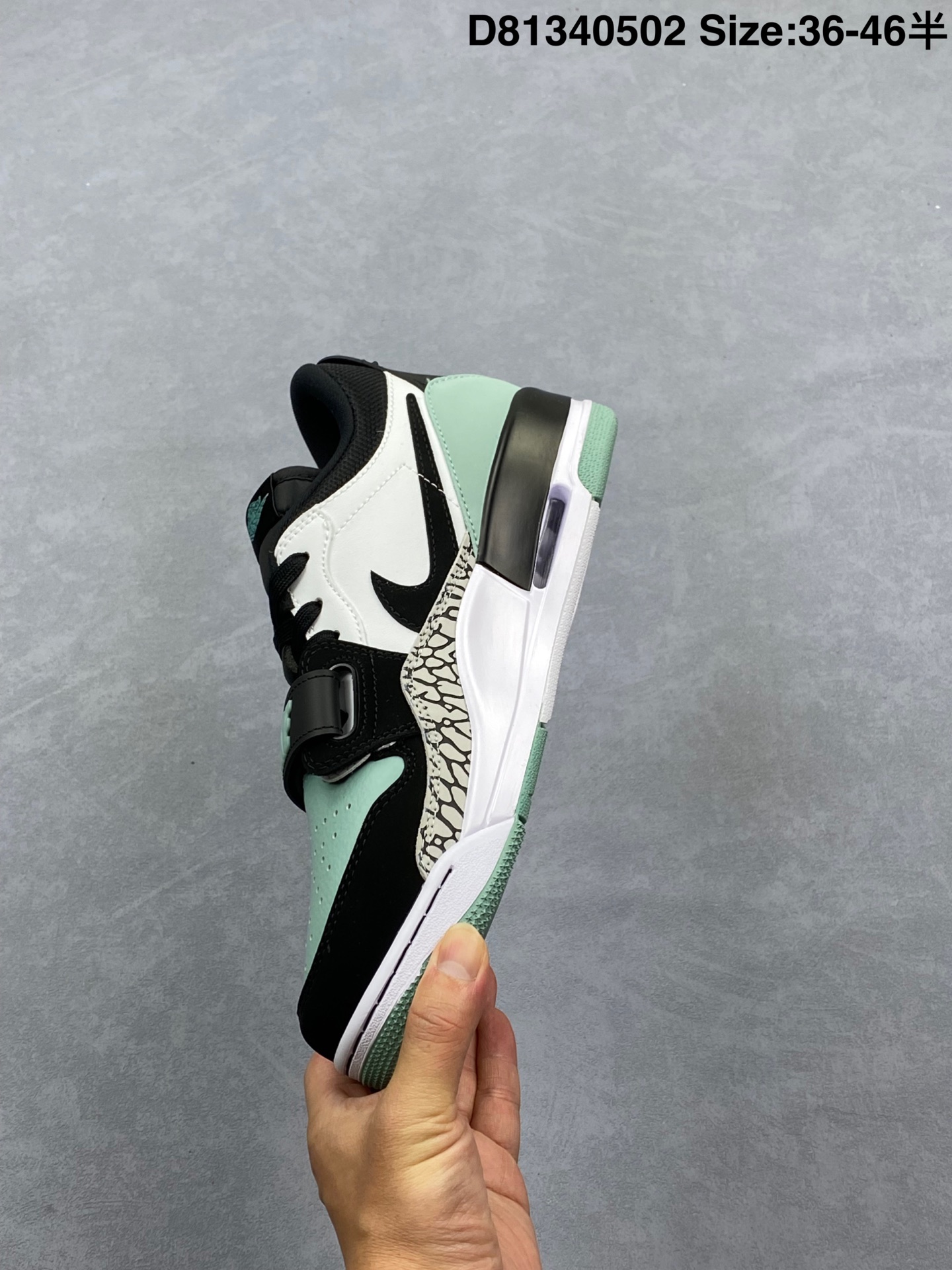 💰280
Air Jordan Legacy 312 Low 低帮 白绿色 AJ312 乔丹312代 aj312 乔312 低邦 白绿 乔丹篮球鞋系列 号称 “最强三合一” 的Air Jordan Legacyj 312 Low,自然有着杂交结合的设计,它的名字就展现出它所包含的鞋款元素,312分别对应了Air Jordan 3、Air Jordan 1 和 Air Trainers 2,将这三双经典又有不俗人气的鞋款融合,“最强三合一” 的名称由此得来!
货号:CD7069-109
尺码:36 36.5 37.5 38 38.5 39 40 40.5 41 42 42.5 43 44 44.5 45 46 47.5
D81340502