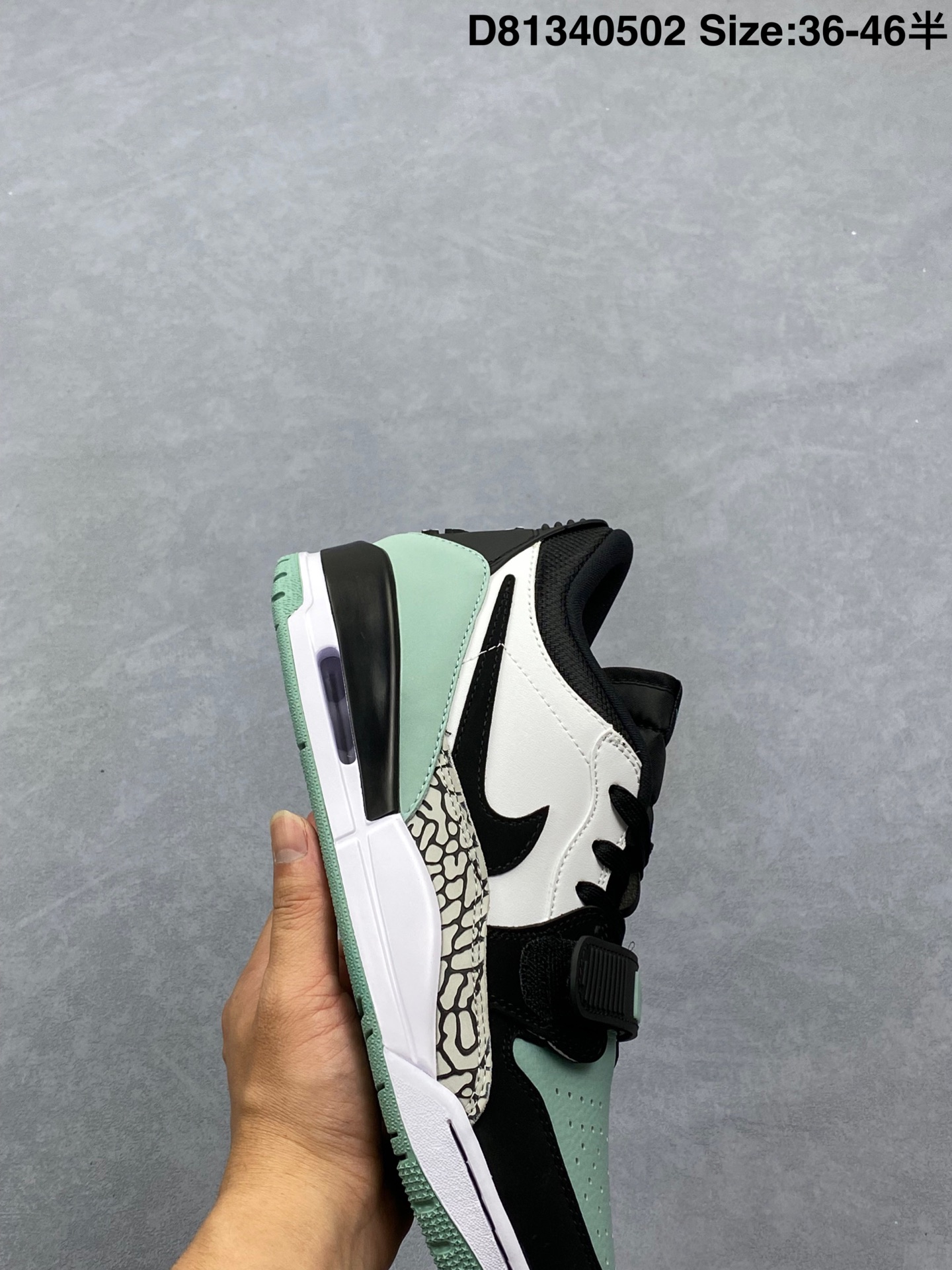💰280
Air Jordan Legacy 312 Low 低帮 白绿色 AJ312 乔丹312代 aj312 乔312 低邦 白绿 乔丹篮球鞋系列 号称 “最强三合一” 的Air Jordan Legacyj 312 Low,自然有着杂交结合的设计,它的名字就展现出它所包含的鞋款元素,312分别对应了Air Jordan 3、Air Jordan 1 和 Air Trainers 2,将这三双经典又有不俗人气的鞋款融合,“最强三合一” 的名称由此得来!
货号:CD7069-109
尺码:36 36.5 37.5 38 38.5 39 40 40.5 41 42 42.5 43 44 44.5 45 46 47.5
D81340502