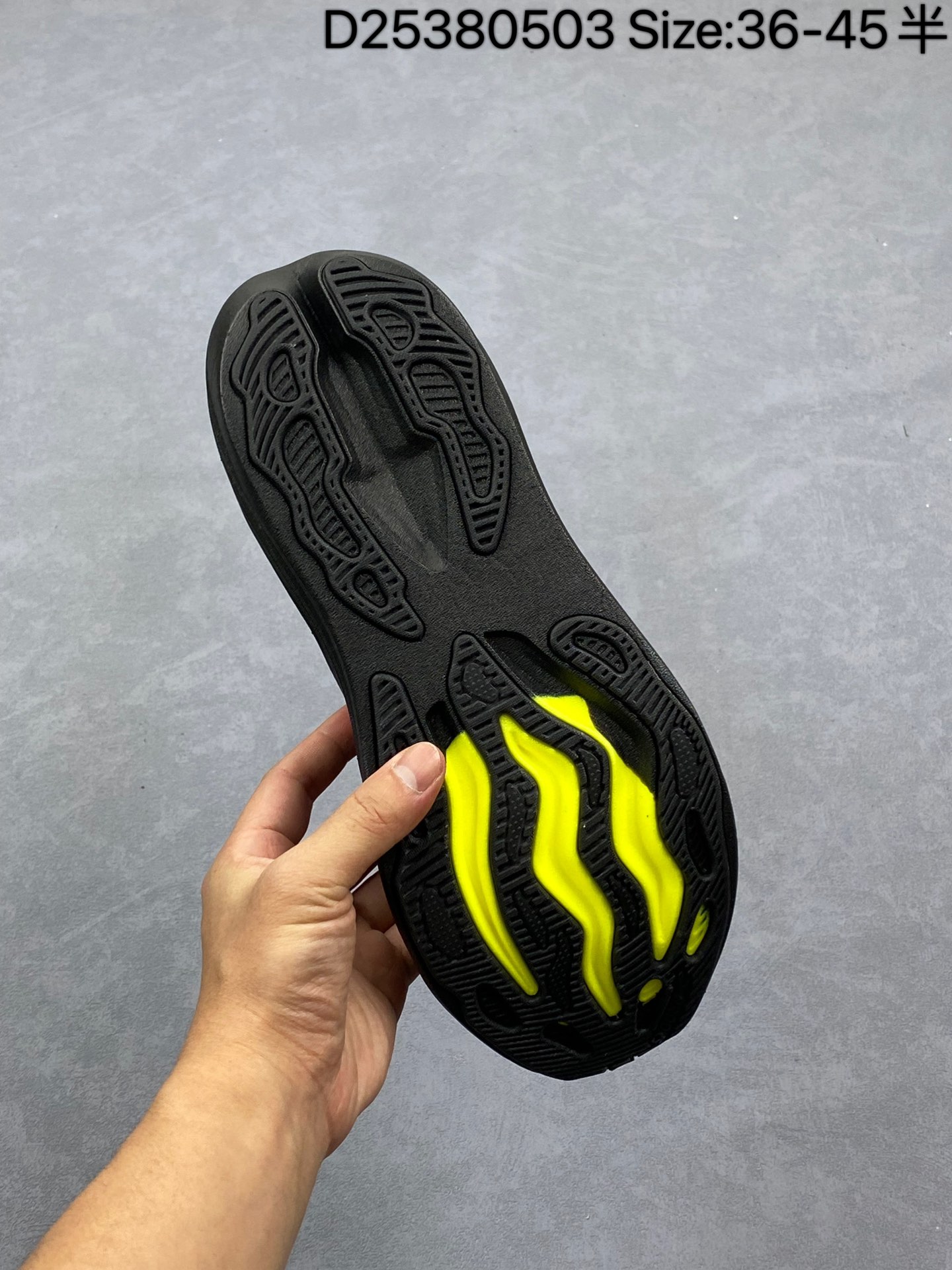 💰300
✅Brooks 布鲁克斯Glycerin Max 超级甘油 厚底马拉松缓震跑鞋
该鞋以厚实的中底和高分子注氮技术为特点 提供极致的缓震性能 鞋面柔软厚实 具有良好的包裹性能和散热性能 大底设计简单 纹路深 适合城市路跑
货号：120436 1B 026
尺码：36-45带半码
编码：D25380503
