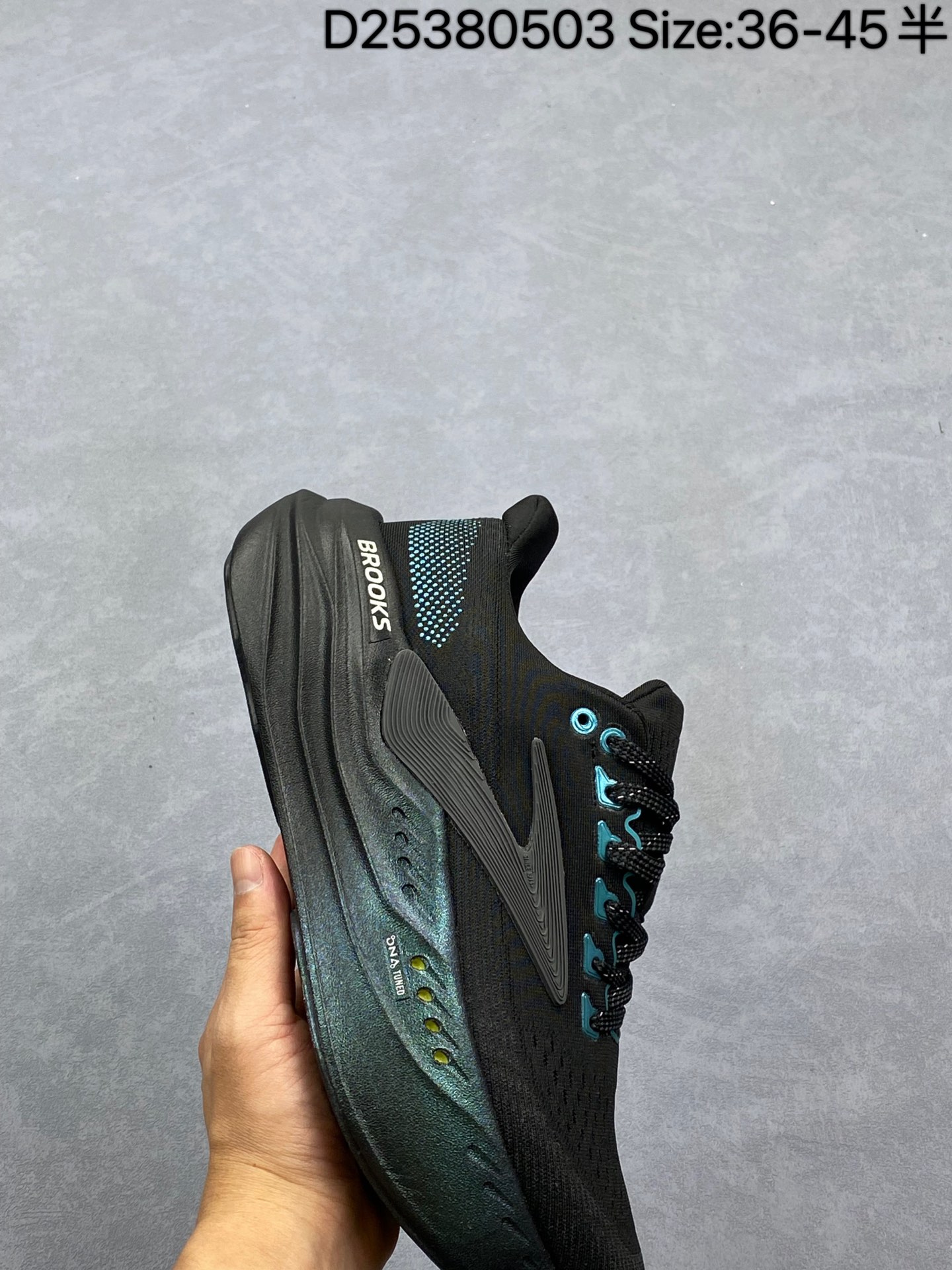 💰300
✅Brooks 布鲁克斯Glycerin Max 超级甘油 厚底马拉松缓震跑鞋
该鞋以厚实的中底和高分子注氮技术为特点 提供极致的缓震性能 鞋面柔软厚实 具有良好的包裹性能和散热性能 大底设计简单 纹路深 适合城市路跑
货号：120436 1B 026
尺码：36-45带半码
编码：D25380503