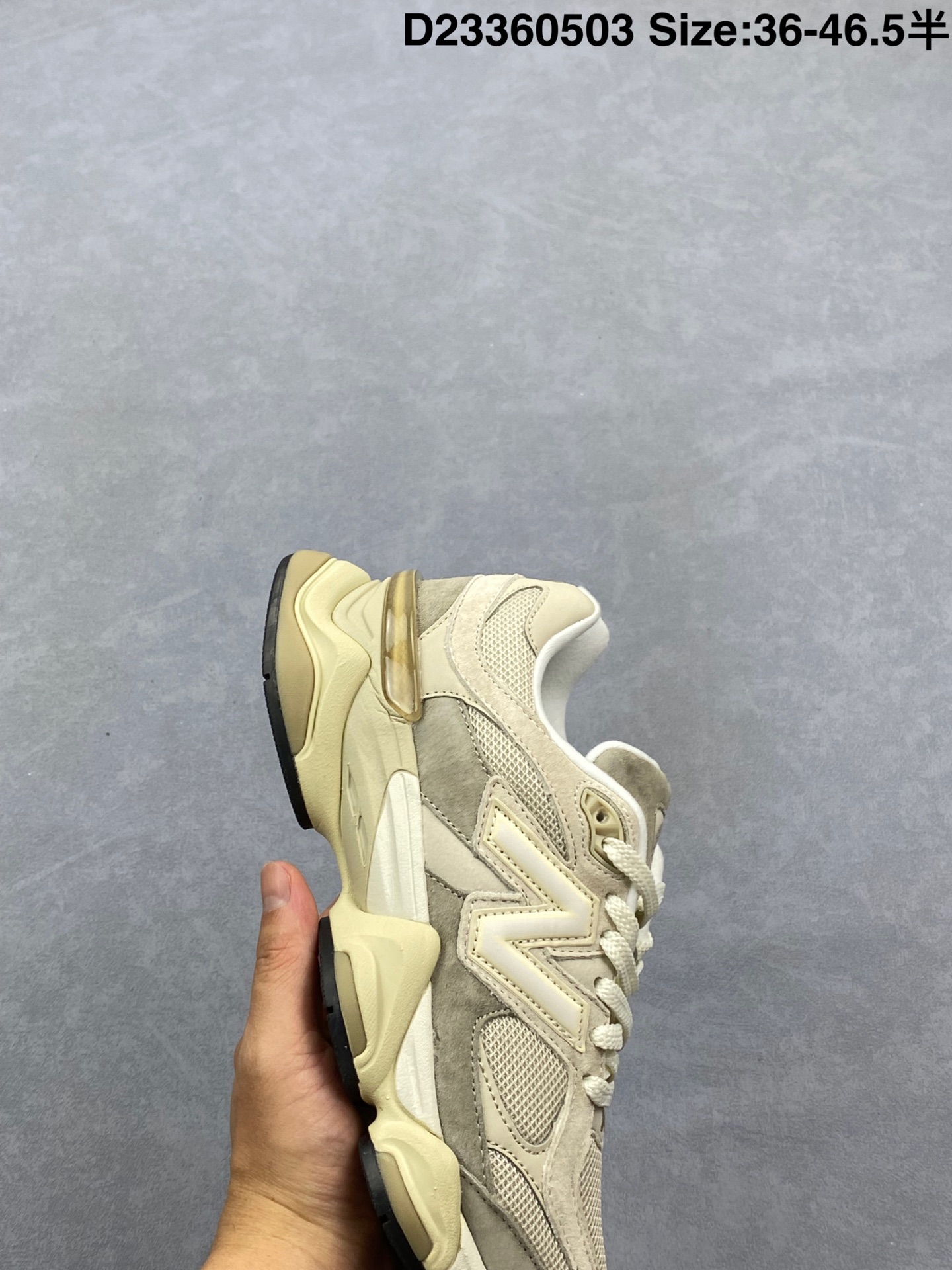 💰290
Joe Freshgoods x New Balance 版本
NB9060 联名款 复古休闲运动慢跑鞋
鞋款灵感源自设计师本人对夏日的怀日回忆。鞋面大身由空间双格及磨砂鞋面拼接而生,配以柔和、温暖的粉橘色调,夏日氛围拉满#采用大面积网眼以及麂皮材质覆盖鞋身,还原经典气质。搭载ABZORB避震科技,由泡沫聚酯制成,上脚可以有效减少由鞋底反弹对身体及双腿的冲击力
官方货号:U9060JBC
尺码:36 37 37.5 38 38.5 39.5 40 40.5 41.5 42 42.5 43 44 45 46
Size:36~46.5半
编码:D23360503