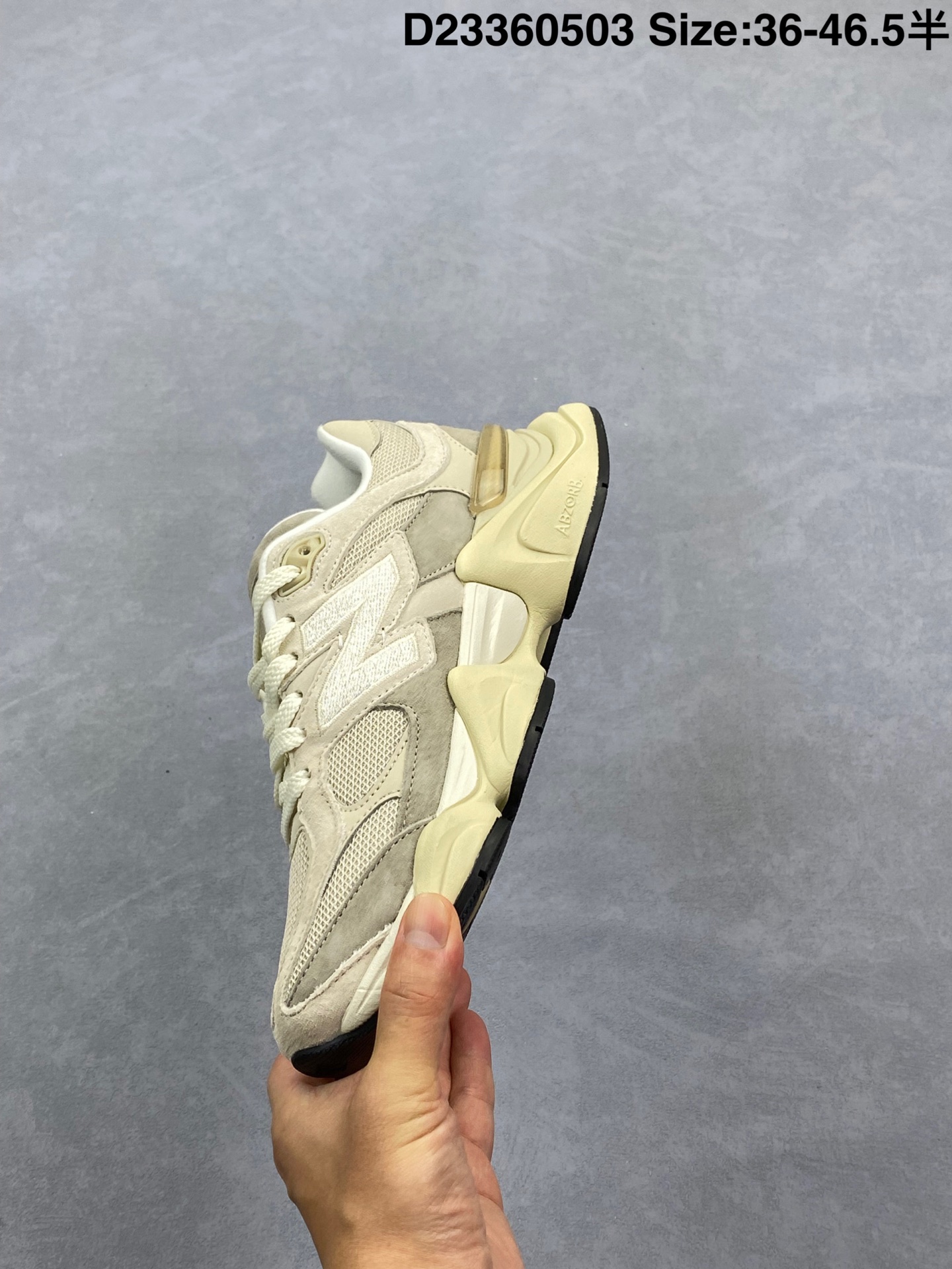 💰290
Joe Freshgoods x New Balance 版本
NB9060 联名款 复古休闲运动慢跑鞋
鞋款灵感源自设计师本人对夏日的怀日回忆。鞋面大身由空间双格及磨砂鞋面拼接而生,配以柔和、温暖的粉橘色调,夏日氛围拉满#采用大面积网眼以及麂皮材质覆盖鞋身,还原经典气质。搭载ABZORB避震科技,由泡沫聚酯制成,上脚可以有效减少由鞋底反弹对身体及双腿的冲击力
官方货号:U9060JBC
尺码:36 37 37.5 38 38.5 39.5 40 40.5 41.5 42 42.5 43 44 45 46
Size:36~46.5半
编码:D23360503