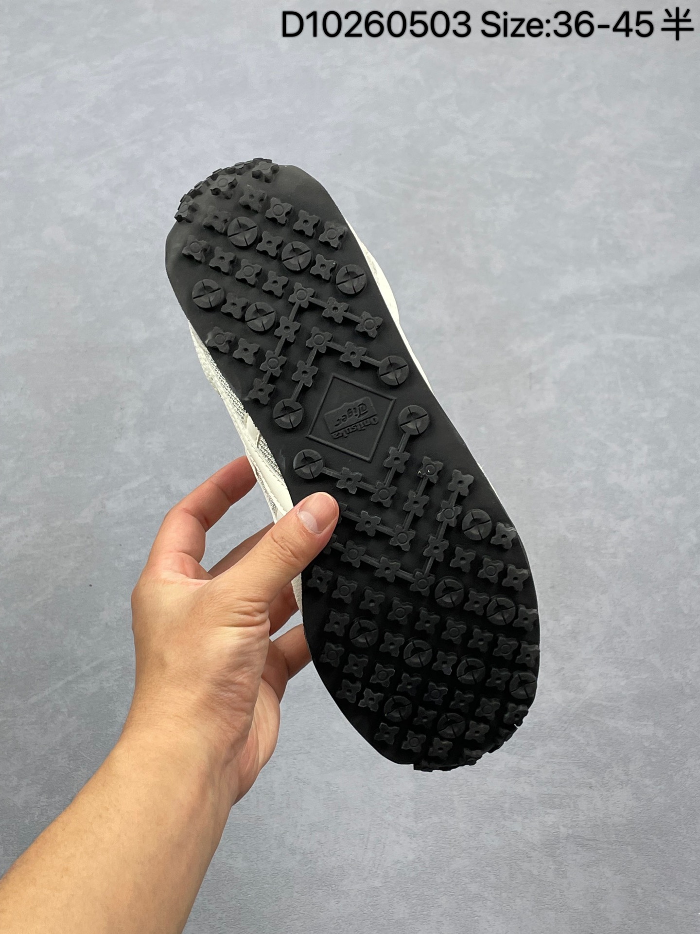 💰230
✅Onitsuka Tiger鬼塚虎 Edr 78 舒适百搭防滑耐磨 低帮跑步鞋
货号：1183B395-020
尺码：36 37 37.5 38 39 39.5 40.5 41.5 42 42.5 43.5 44 45
编码：D10260503