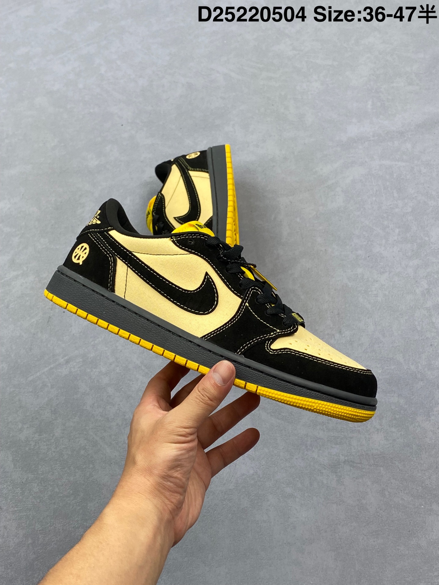 💰210
Fragment x Travis Scott x Air Jordan 1 Low 三方联名闪电倒钩低帮 灰麂棕天花板级别 AJ1低帮全新的三方联名低帮倒钩鞋面延续了黑脚趾设计，整双鞋以全荔枝皮打造，腰身搭配白色「倒勾」，再点缀上TS标志性的Logo，后跟处以藤原浩最拿手的蓝色为主色调，完善极具Fragment Design的白蓝黑设计风格，左右脚分别以Travis Scott鬼脸和乔丹飞翼加以修饰，彰显出三方联名的奢华格调。
CZ0790-400
码数如图
D25220504