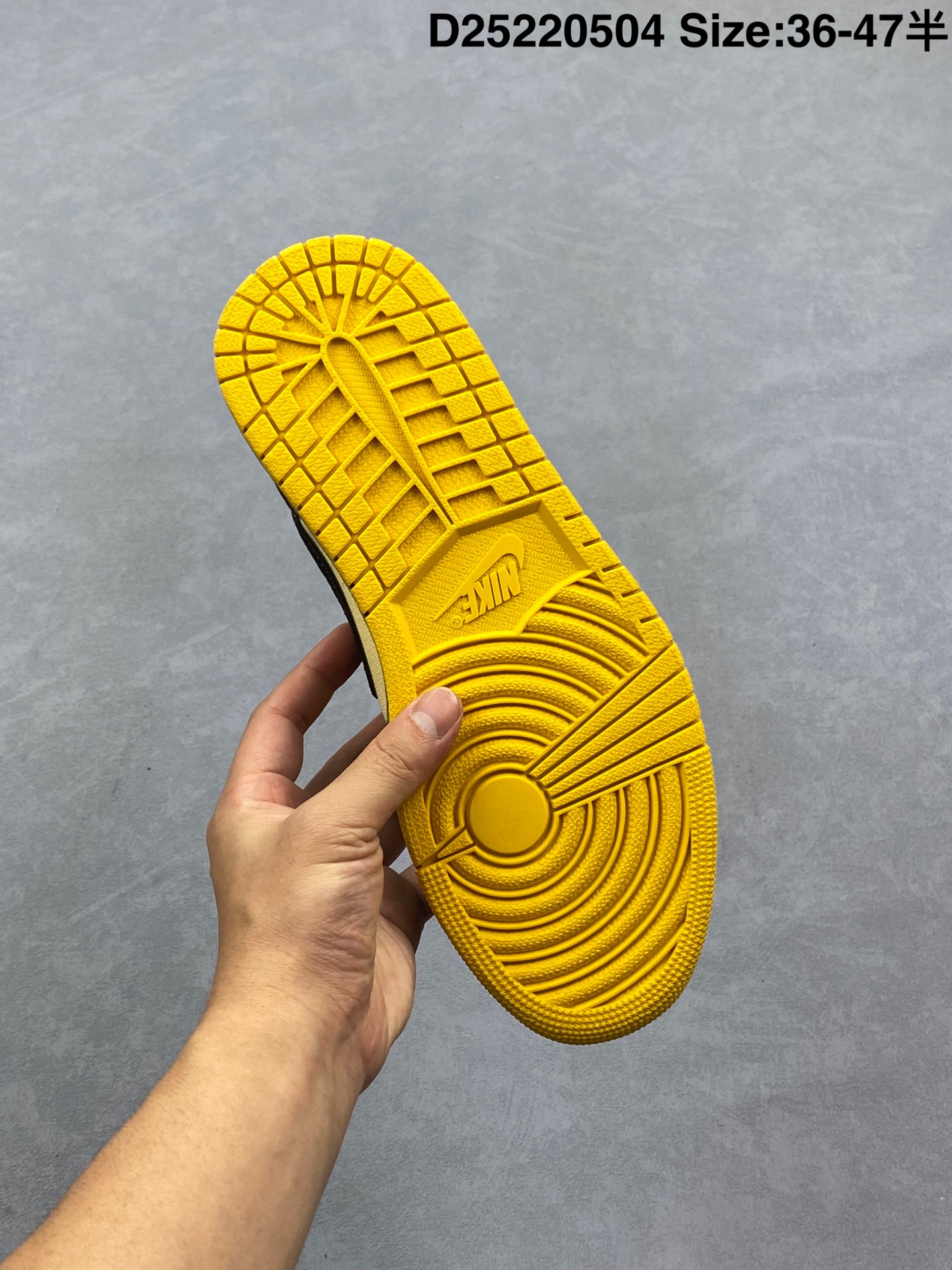 💰210
Fragment x Travis Scott x Air Jordan 1 Low 三方联名闪电倒钩低帮 灰麂棕天花板级别 AJ1低帮全新的三方联名低帮倒钩鞋面延续了黑脚趾设计，整双鞋以全荔枝皮打造，腰身搭配白色「倒勾」，再点缀上TS标志性的Logo，后跟处以藤原浩最拿手的蓝色为主色调，完善极具Fragment Design的白蓝黑设计风格，左右脚分别以Travis Scott鬼脸和乔丹飞翼加以修饰，彰显出三方联名的奢华格调。
CZ0790-400
码数如图
D25220504