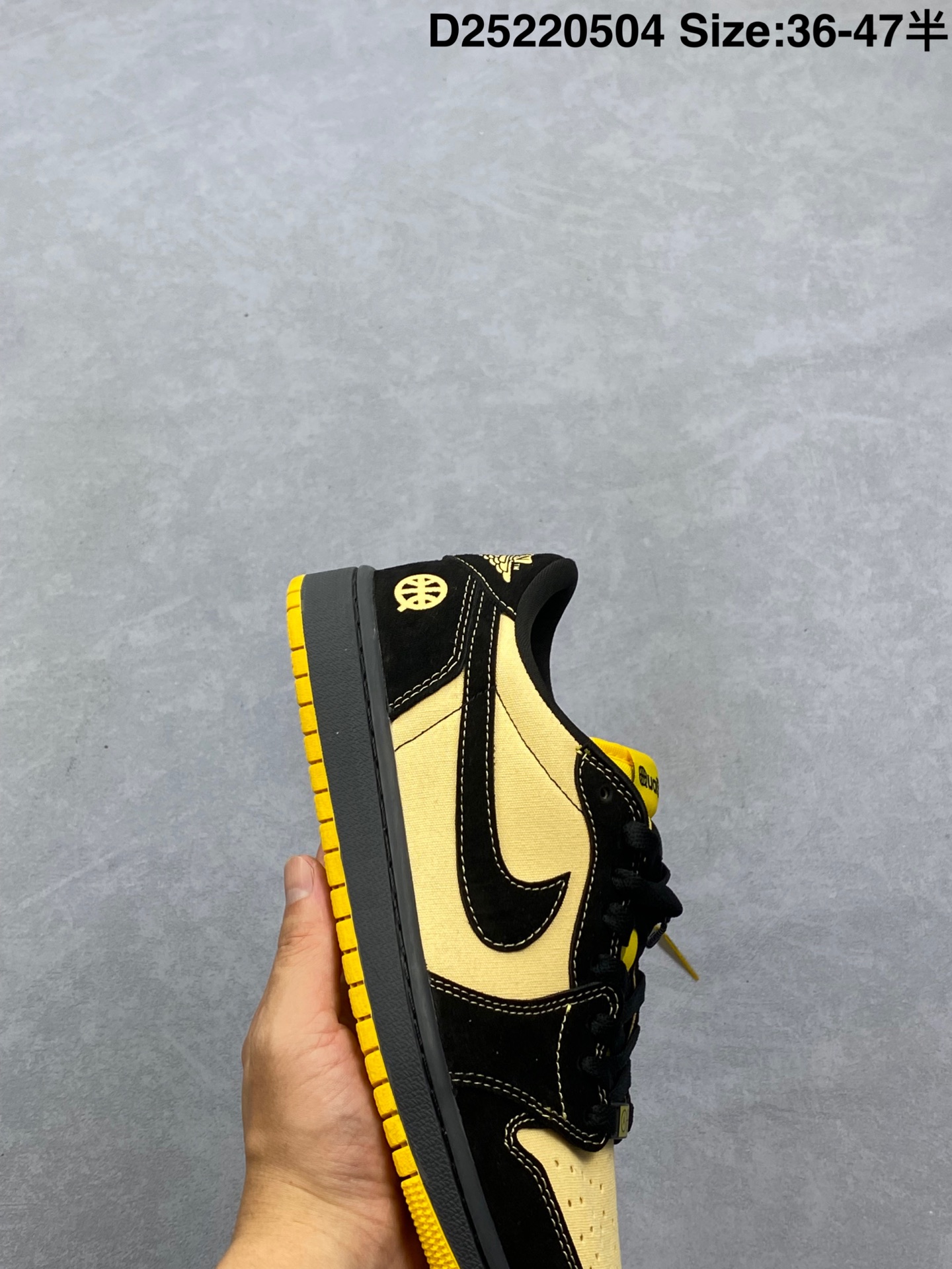 💰210
Fragment x Travis Scott x Air Jordan 1 Low 三方联名闪电倒钩低帮 灰麂棕天花板级别 AJ1低帮全新的三方联名低帮倒钩鞋面延续了黑脚趾设计，整双鞋以全荔枝皮打造，腰身搭配白色「倒勾」，再点缀上TS标志性的Logo，后跟处以藤原浩最拿手的蓝色为主色调，完善极具Fragment Design的白蓝黑设计风格，左右脚分别以Travis Scott鬼脸和乔丹飞翼加以修饰，彰显出三方联名的奢华格调。
CZ0790-400
码数如图
D25220504