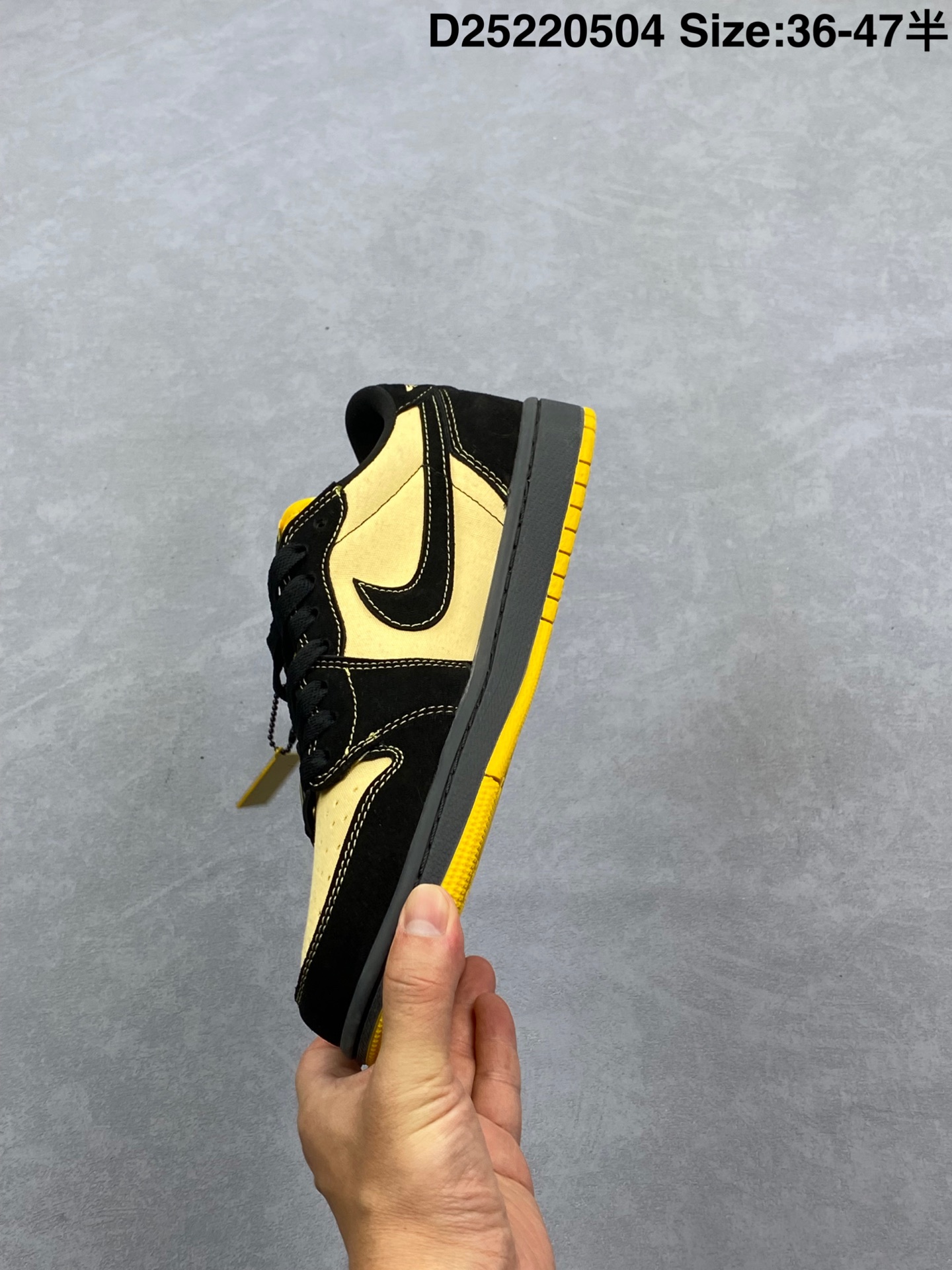 💰210
Fragment x Travis Scott x Air Jordan 1 Low 三方联名闪电倒钩低帮 灰麂棕天花板级别 AJ1低帮全新的三方联名低帮倒钩鞋面延续了黑脚趾设计，整双鞋以全荔枝皮打造，腰身搭配白色「倒勾」，再点缀上TS标志性的Logo，后跟处以藤原浩最拿手的蓝色为主色调，完善极具Fragment Design的白蓝黑设计风格，左右脚分别以Travis Scott鬼脸和乔丹飞翼加以修饰，彰显出三方联名的奢华格调。
CZ0790-400
码数如图
D25220504