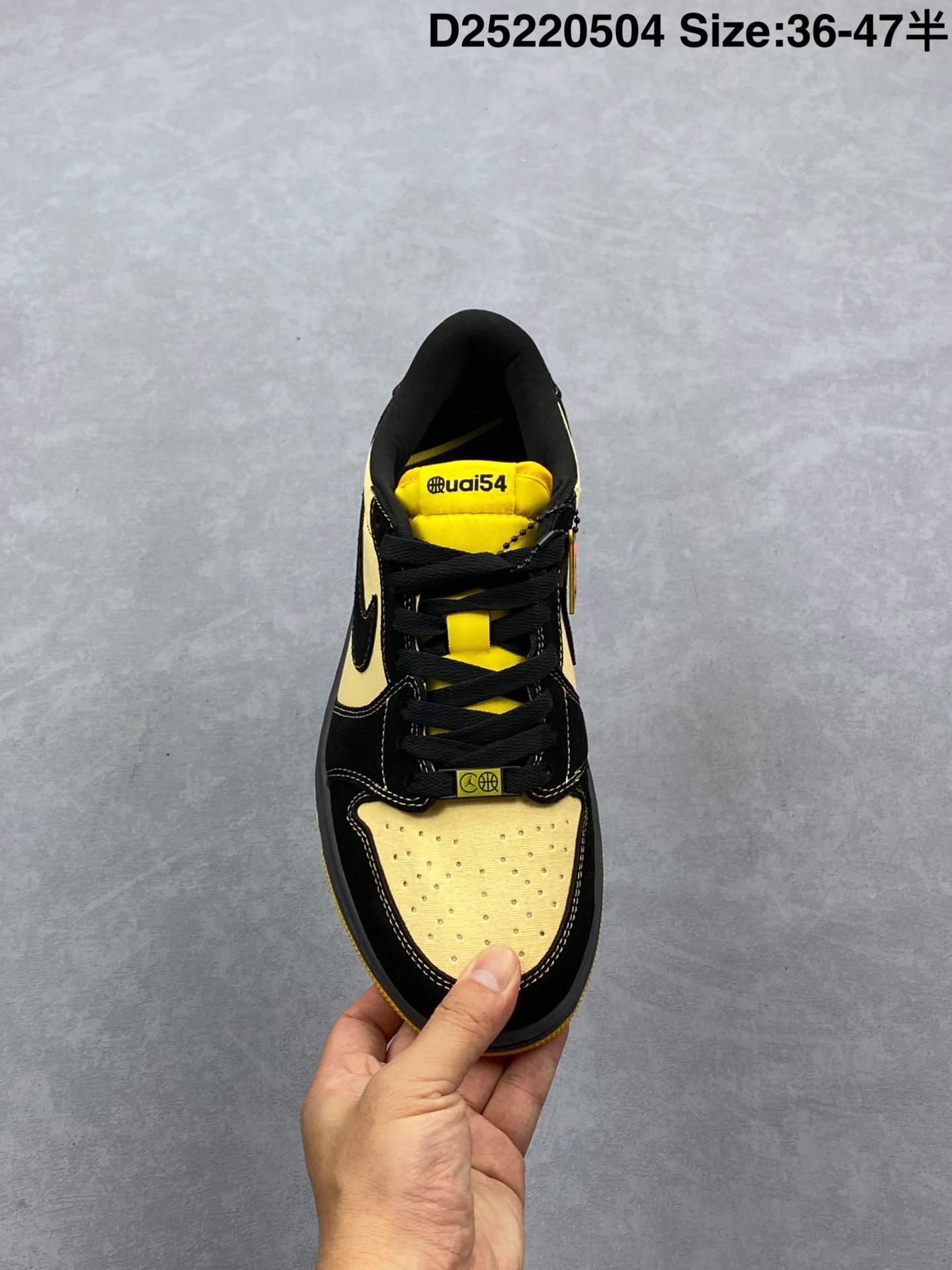 💰210
Fragment x Travis Scott x Air Jordan 1 Low 三方联名闪电倒钩低帮 灰麂棕天花板级别 AJ1低帮全新的三方联名低帮倒钩鞋面延续了黑脚趾设计，整双鞋以全荔枝皮打造，腰身搭配白色「倒勾」，再点缀上TS标志性的Logo，后跟处以藤原浩最拿手的蓝色为主色调，完善极具Fragment Design的白蓝黑设计风格，左右脚分别以Travis Scott鬼脸和乔丹飞翼加以修饰，彰显出三方联名的奢华格调。
CZ0790-400
码数如图
D25220504
