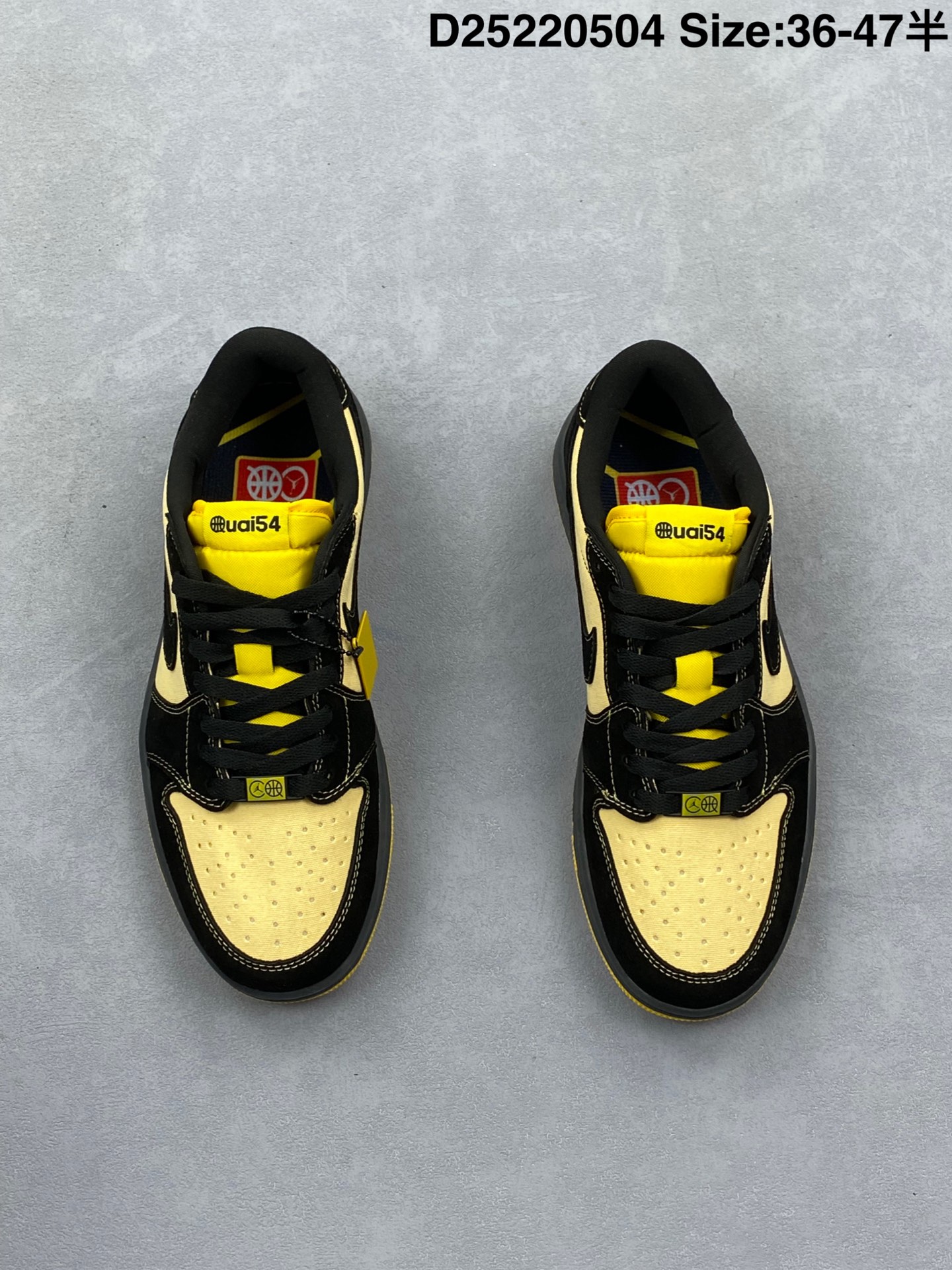 💰210
Fragment x Travis Scott x Air Jordan 1 Low 三方联名闪电倒钩低帮 灰麂棕天花板级别 AJ1低帮全新的三方联名低帮倒钩鞋面延续了黑脚趾设计，整双鞋以全荔枝皮打造，腰身搭配白色「倒勾」，再点缀上TS标志性的Logo，后跟处以藤原浩最拿手的蓝色为主色调，完善极具Fragment Design的白蓝黑设计风格，左右脚分别以Travis Scott鬼脸和乔丹飞翼加以修饰，彰显出三方联名的奢华格调。
CZ0790-400
码数如图
D25220504
