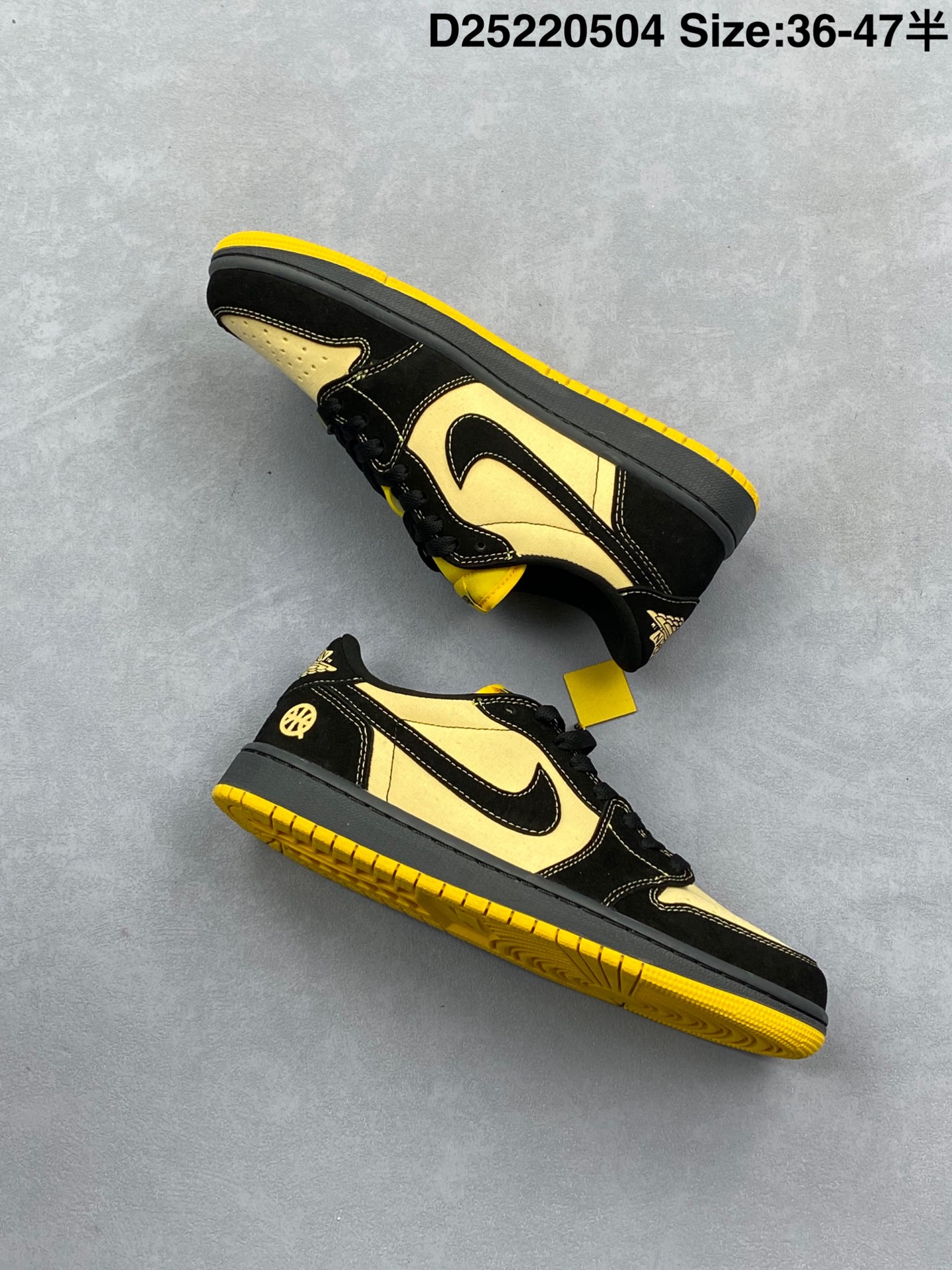 💰210
Fragment x Travis Scott x Air Jordan 1 Low 三方联名闪电倒钩低帮 灰麂棕天花板级别 AJ1低帮全新的三方联名低帮倒钩鞋面延续了黑脚趾设计，整双鞋以全荔枝皮打造，腰身搭配白色「倒勾」，再点缀上TS标志性的Logo，后跟处以藤原浩最拿手的蓝色为主色调，完善极具Fragment Design的白蓝黑设计风格，左右脚分别以Travis Scott鬼脸和乔丹飞翼加以修饰，彰显出三方联名的奢华格调。
CZ0790-400
码数如图
D25220504