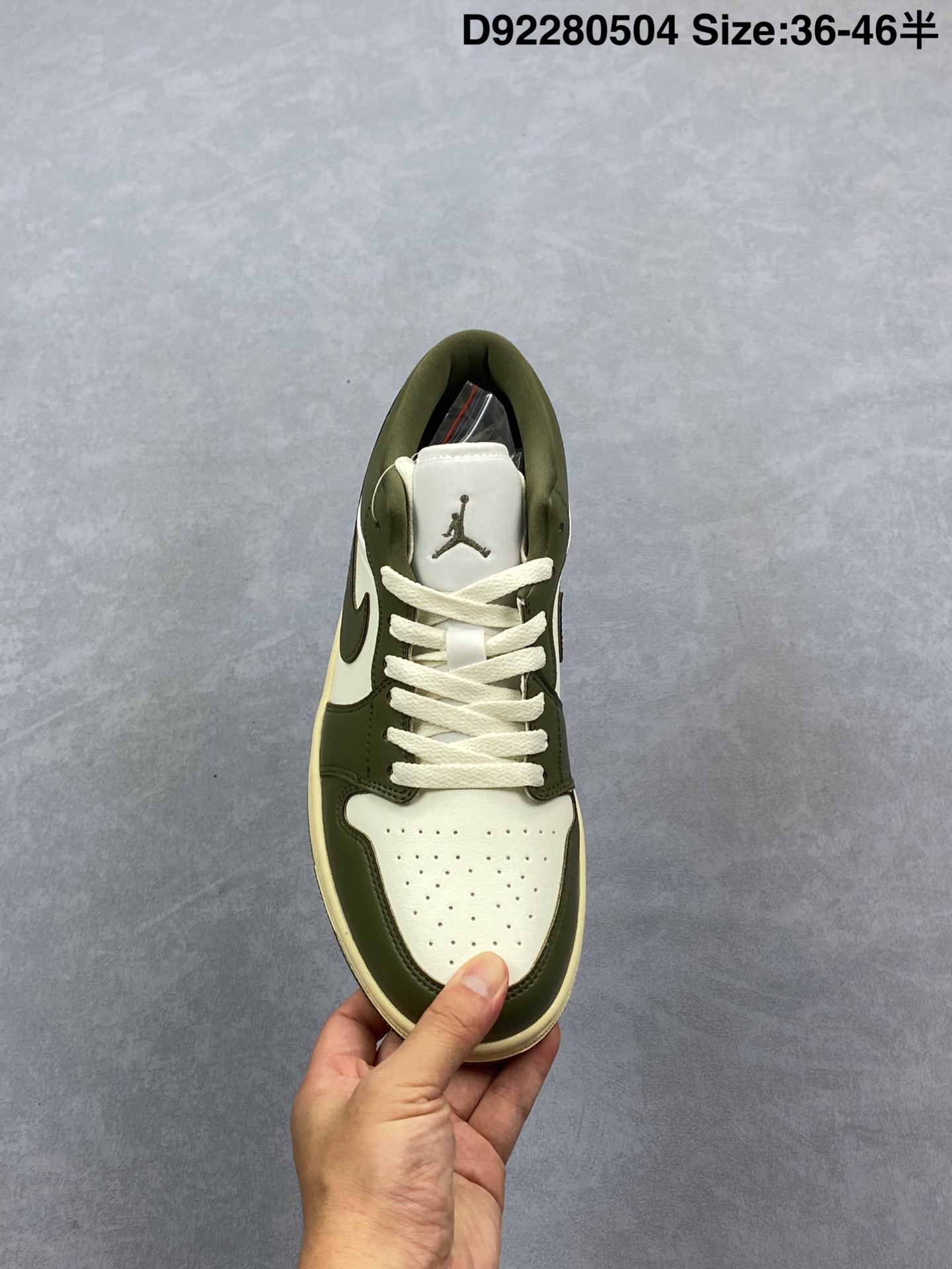💰240
Nike Air Jordan 1 Low
AJ1乔1低帮休闲板鞋 同步官方配色 
头层皮打造 正确满胶鞋垫 四线拉帮 
原厂织唛标 鞋舌高弹海绵填充
官方货号：DC0774 122
尺码：36 36.5 37.5 38 38.5 39 40 40.5 41 42 42.5 43 44 45 46
Size：36～46半
编码：D92280504