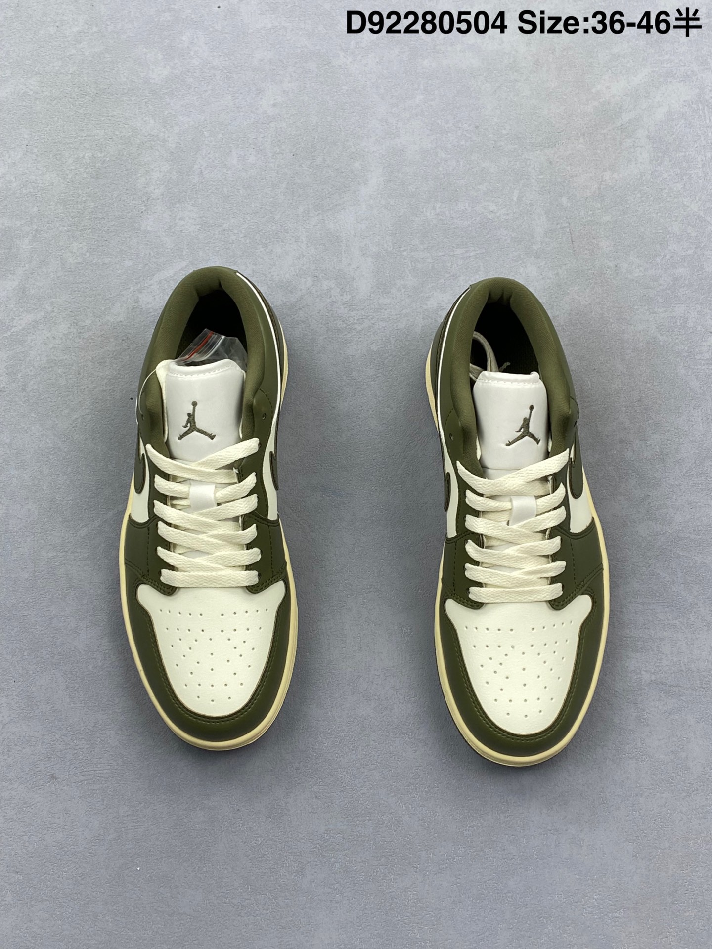 💰240
Nike Air Jordan 1 Low
AJ1乔1低帮休闲板鞋 同步官方配色 
头层皮打造 正确满胶鞋垫 四线拉帮 
原厂织唛标 鞋舌高弹海绵填充
官方货号：DC0774 122
尺码：36 36.5 37.5 38 38.5 39 40 40.5 41 42 42.5 43 44 45 46
Size：36～46半
编码：D92280504