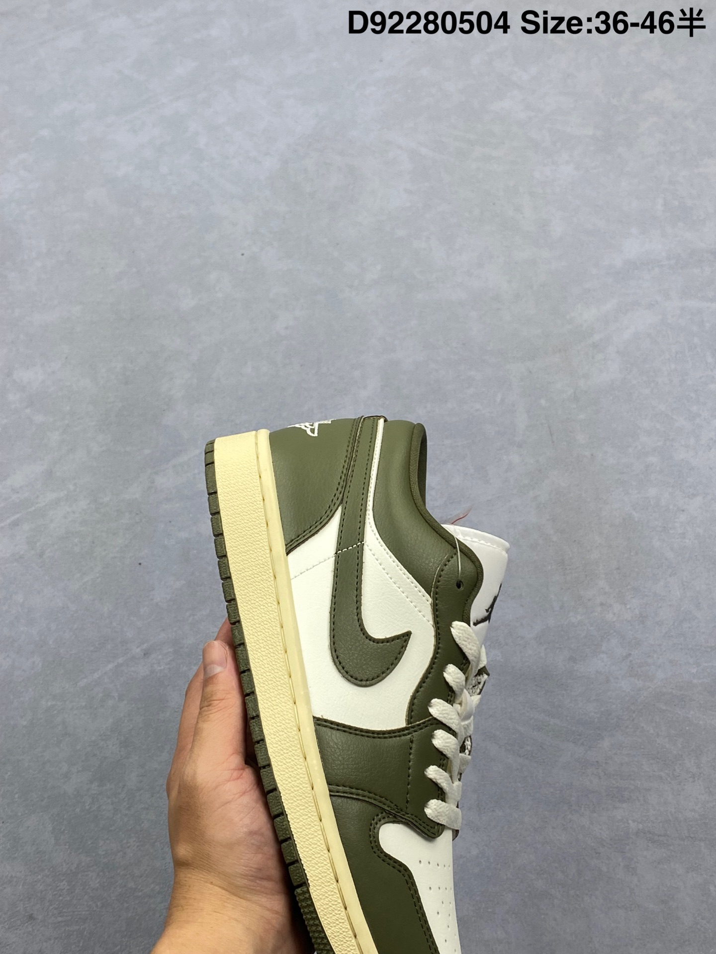 💰240
Nike Air Jordan 1 Low
AJ1乔1低帮休闲板鞋 同步官方配色 
头层皮打造 正确满胶鞋垫 四线拉帮 
原厂织唛标 鞋舌高弹海绵填充
官方货号：DC0774 122
尺码：36 36.5 37.5 38 38.5 39 40 40.5 41 42 42.5 43 44 45 46
Size：36～46半
编码：D92280504