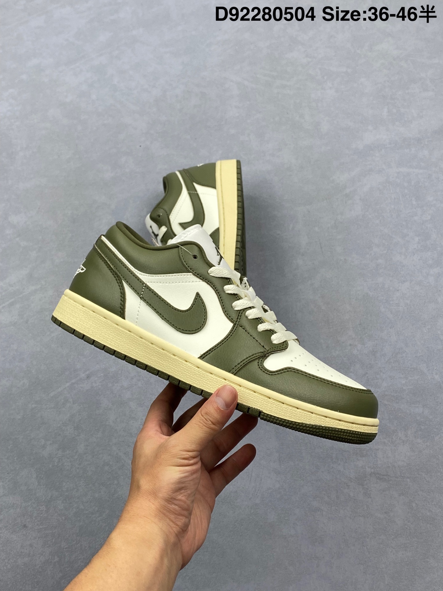 💰240
Nike Air Jordan 1 Low
AJ1乔1低帮休闲板鞋 同步官方配色 
头层皮打造 正确满胶鞋垫 四线拉帮 
原厂织唛标 鞋舌高弹海绵填充
官方货号：DC0774 122
尺码：36 36.5 37.5 38 38.5 39 40 40.5 41 42 42.5 43 44 45 46
Size：36～46半
编码：D92280504