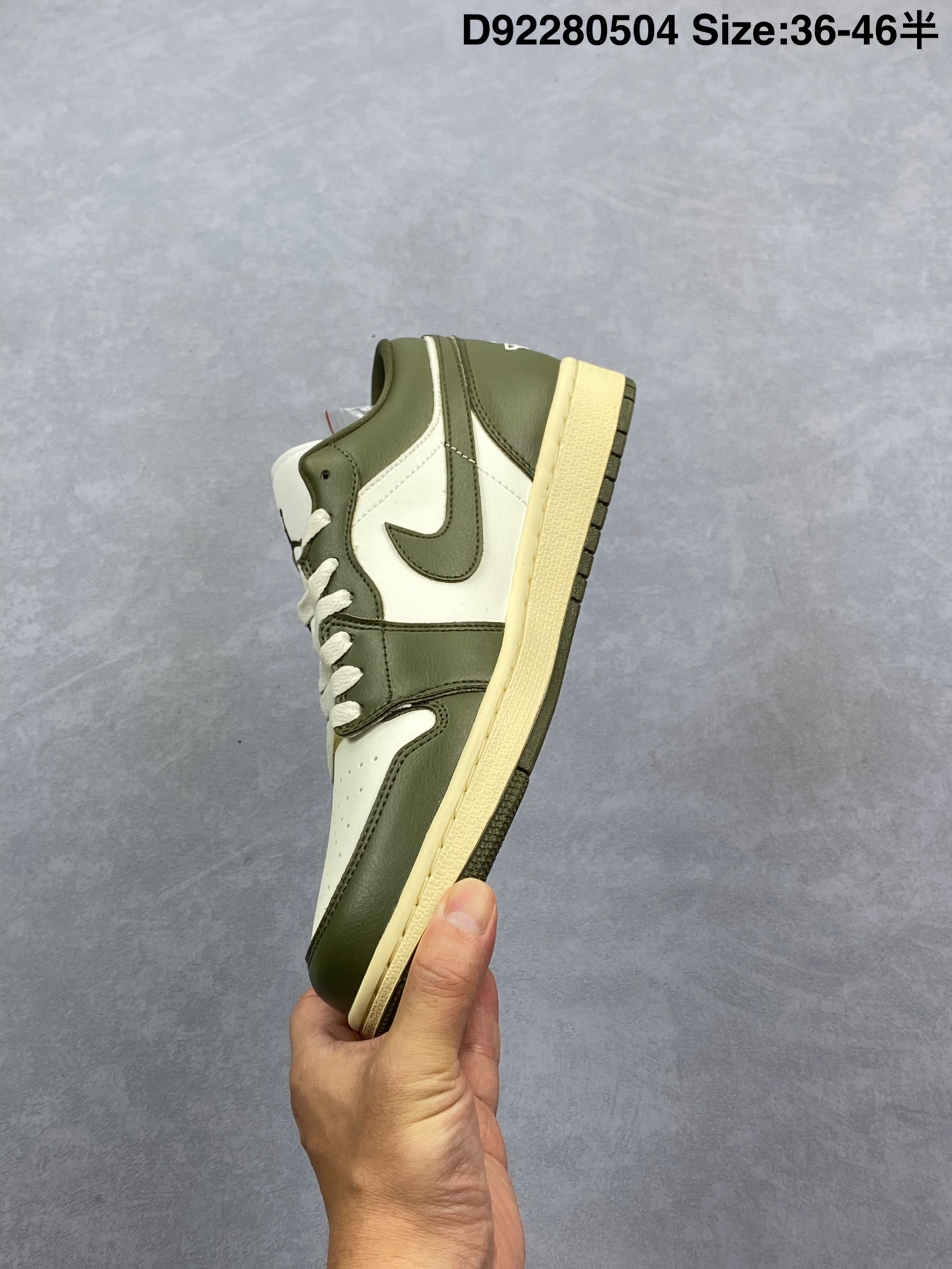 💰240
Nike Air Jordan 1 Low
AJ1乔1低帮休闲板鞋 同步官方配色 
头层皮打造 正确满胶鞋垫 四线拉帮 
原厂织唛标 鞋舌高弹海绵填充
官方货号：DC0774 122
尺码：36 36.5 37.5 38 38.5 39 40 40.5 41 42 42.5 43 44 45 46
Size：36～46半
编码：D92280504