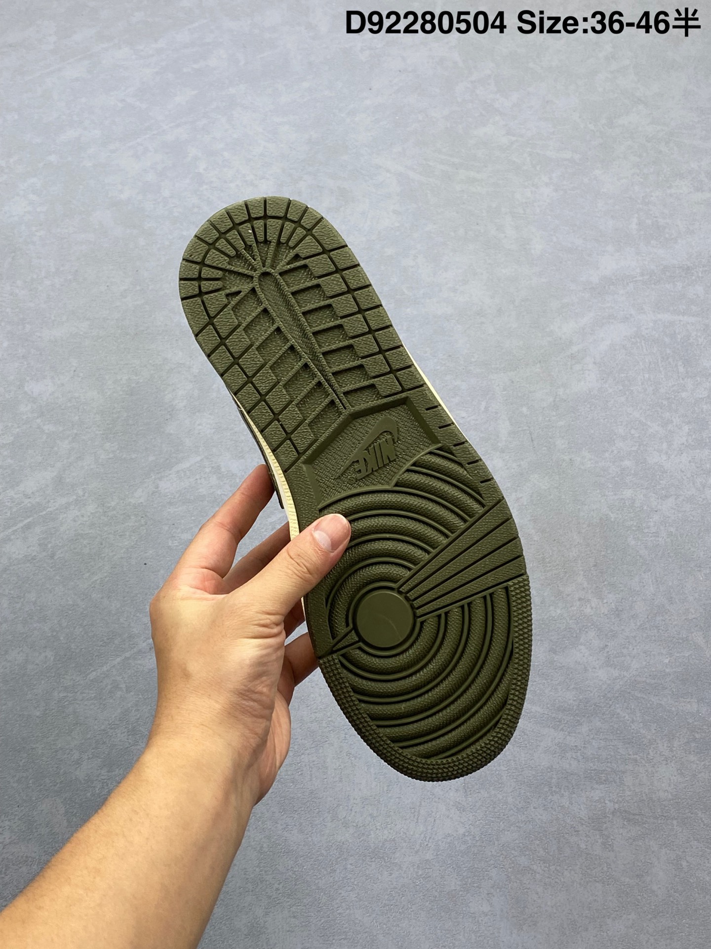 💰240
Nike Air Jordan 1 Low
AJ1乔1低帮休闲板鞋 同步官方配色 
头层皮打造 正确满胶鞋垫 四线拉帮 
原厂织唛标 鞋舌高弹海绵填充
官方货号：DC0774 122
尺码：36 36.5 37.5 38 38.5 39 40 40.5 41 42 42.5 43 44 45 46
Size：36～46半
编码：D92280504