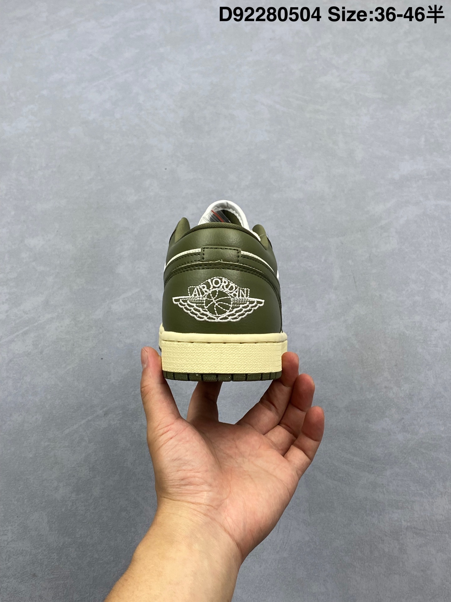 💰240
Nike Air Jordan 1 Low
AJ1乔1低帮休闲板鞋 同步官方配色 
头层皮打造 正确满胶鞋垫 四线拉帮 
原厂织唛标 鞋舌高弹海绵填充
官方货号：DC0774 122
尺码：36 36.5 37.5 38 38.5 39 40 40.5 41 42 42.5 43 44 45 46
Size：36～46半
编码：D92280504
