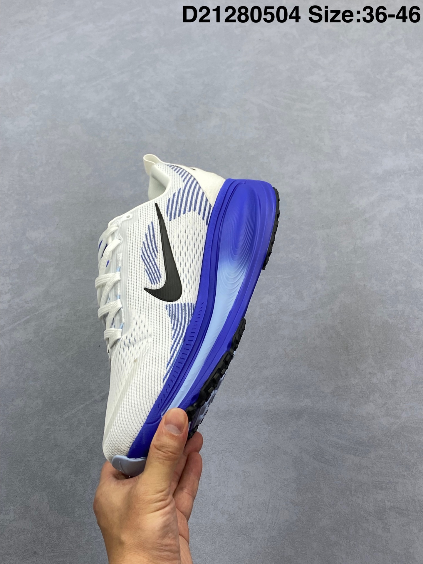 💰240
Nike VOMERO 18 耐克 舒适减震防滑 低帮跑步鞋
全掌ReactX泡绵中底 前掌和后跟还配备了Air Zoom气垫单元 据说跑起来更快更舒适哦 这次最大的升级点 首次引入了ReactX泡绵
货号：HM6803-104
尺码：36 36.5 37.5 38 38.5 39 40 40.5 41 42 42.5 43 44 45 46
编码：D21280504