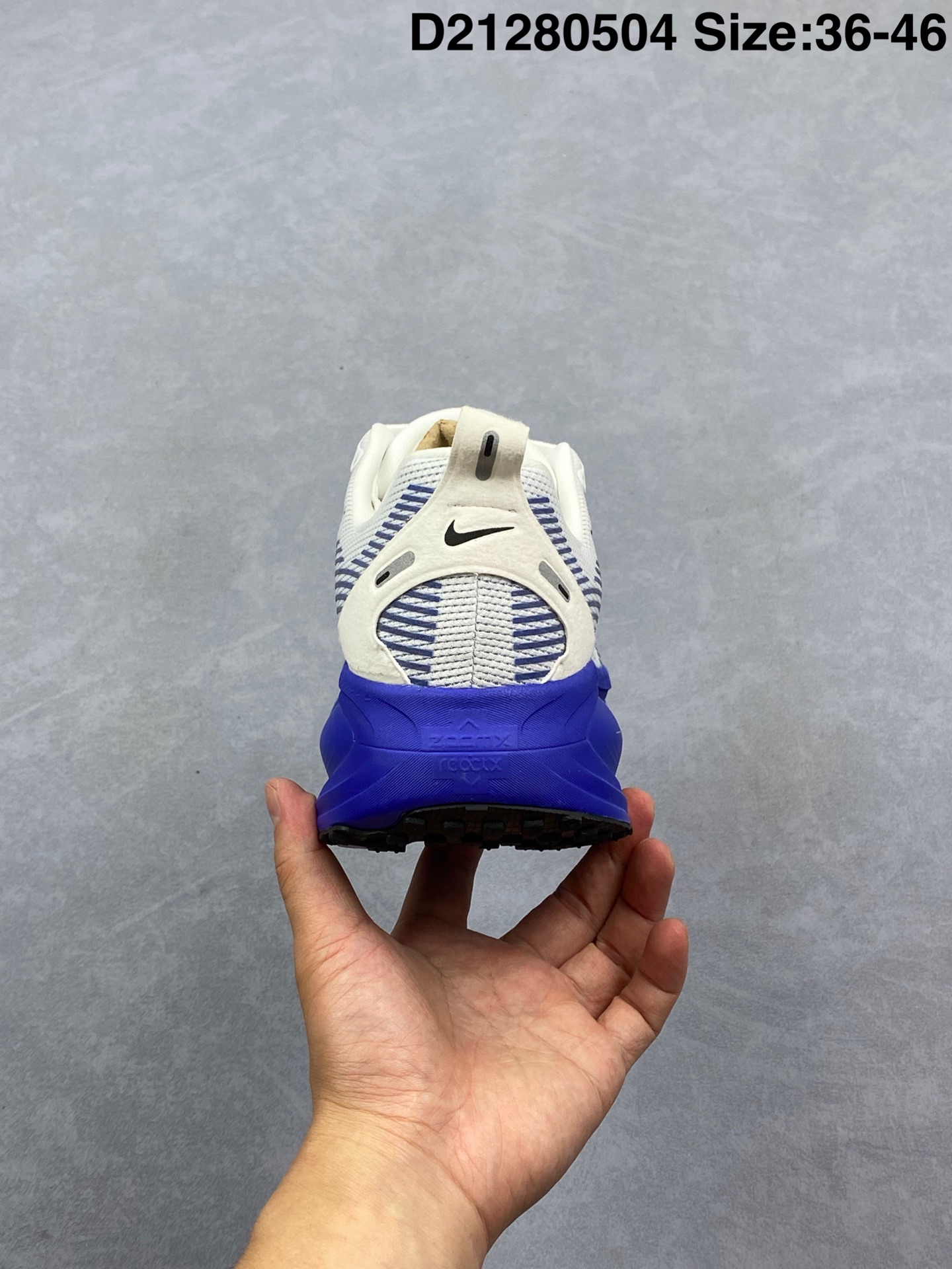 💰240
Nike VOMERO 18 耐克 舒适减震防滑 低帮跑步鞋
全掌ReactX泡绵中底 前掌和后跟还配备了Air Zoom气垫单元 据说跑起来更快更舒适哦 这次最大的升级点 首次引入了ReactX泡绵
货号：HM6803-104
尺码：36 36.5 37.5 38 38.5 39 40 40.5 41 42 42.5 43 44 45 46
编码：D21280504