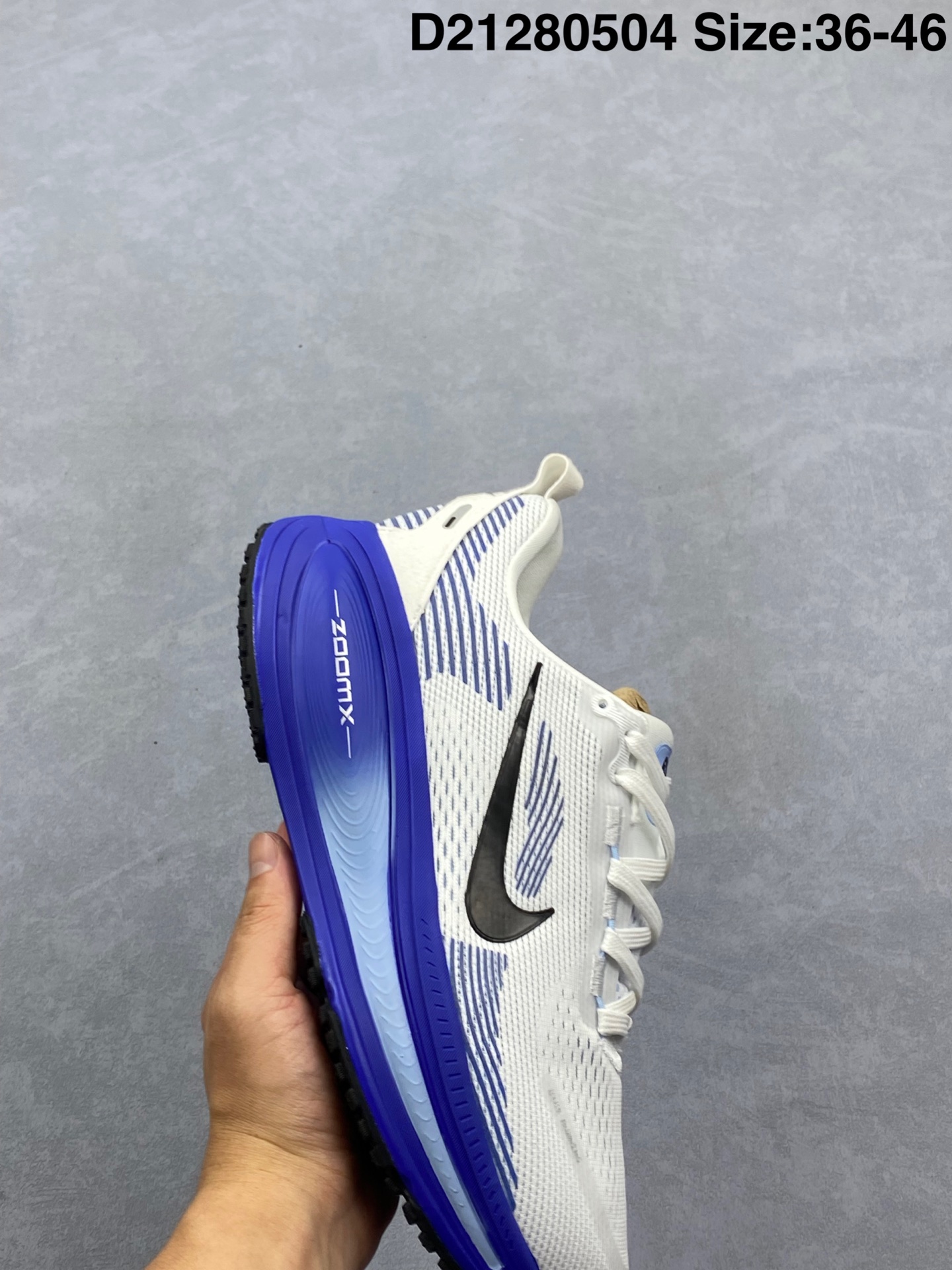 💰240
Nike VOMERO 18 耐克 舒适减震防滑 低帮跑步鞋
全掌ReactX泡绵中底 前掌和后跟还配备了Air Zoom气垫单元 据说跑起来更快更舒适哦 这次最大的升级点 首次引入了ReactX泡绵
货号：HM6803-104
尺码：36 36.5 37.5 38 38.5 39 40 40.5 41 42 42.5 43 44 45 46
编码：D21280504