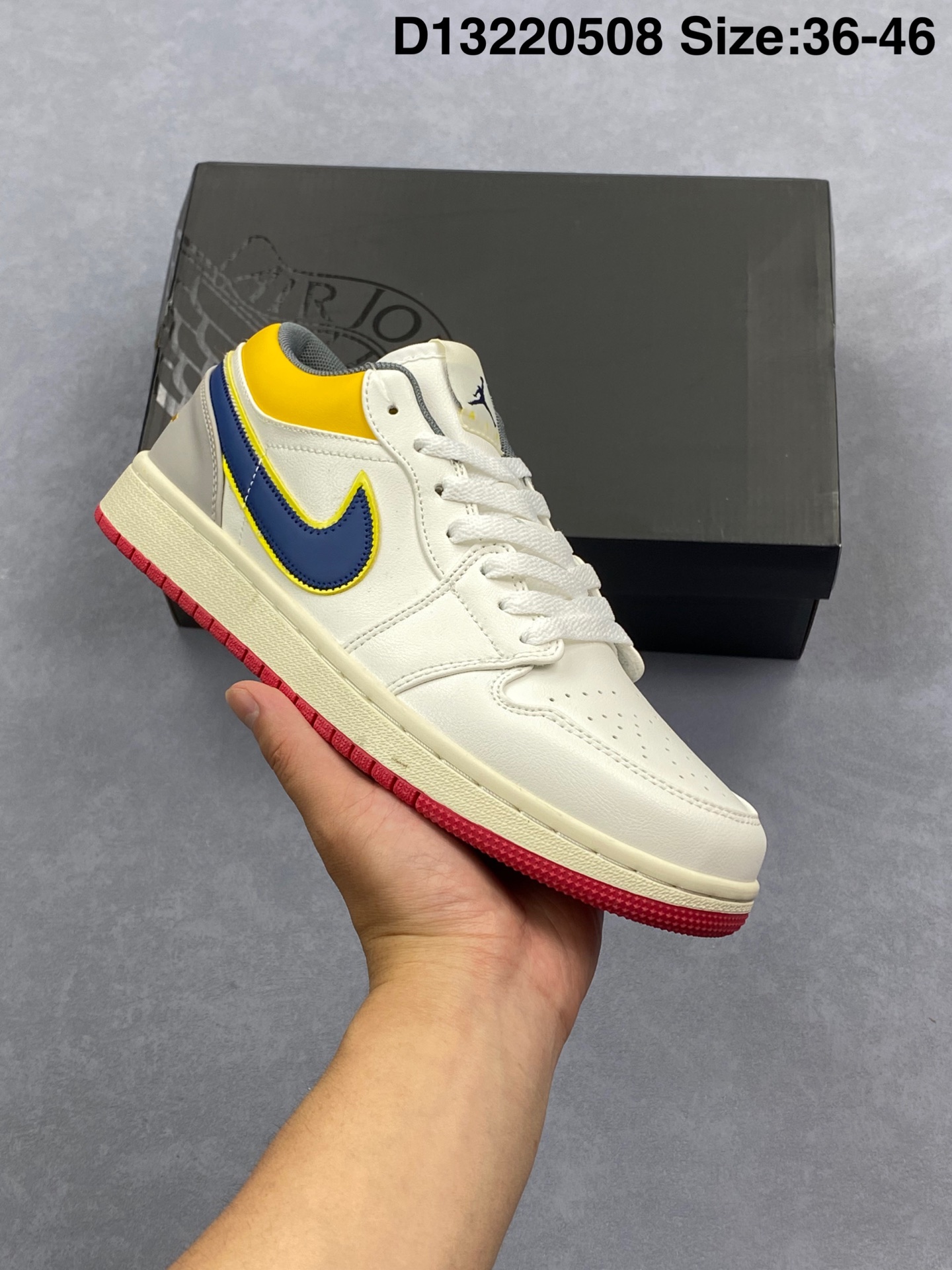 Air Jordan 1 Low "Premium" 低帮 帆白四色鸳鸯勾 AJ1 乔丹1代 aj1 乔1 低邦 帆布鸳鸯 乔丹篮球鞋系列 本次以"Premium"高级版本呈现,鞋身整体以帆白色为主,搭配帆白色框架覆盖层,最吸引人的是鞋身四个Swoosyt Logo分别以黑橙、黑白、黑绿、黄蓝四个颜色点缀,加之双侧皮革的立体营造,视觉层次更加鲜亮丰富.鞋舌上Jumpman Logo也以鸳鸯呈现,分别使用蓝色、黑色点缀,后跟则采用金黄色、灰色妆点,后跟Wings Logo以金色刺绣呈现,同时加入Air Jordan 6独有的弹力鞋带扣设计,最后以帆白色中底搭配红色橡胶外底完善整体设计收尾. 货号:HV4511-133 ize:36~46半 编码:D13220508