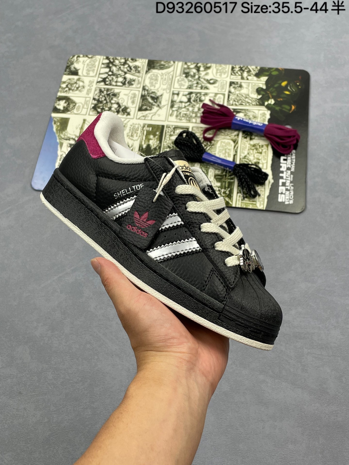 AD Originals Superstar 经典复古贝壳头板鞋         忍者神龟     诞生于1969年 是第一双将全皮面鞋 身与橡胶鞋头结合在一起的低帮篮球鞋 Superstar最开始 是作为高帮篮球鞋Pro Model的低帮版本而出现的 但因为其独特和醒目的橡胶鞋头造型而让大家熟知 被大家形象地称为”shelltoe“贝壳头 在70年代的美国职业篮球场上 接近3/4的NBA球员都将这双Superstar作为场上用鞋 80年代之后 经过不断的改良和发展 Superstar逐渐成为横跨时装、音乐、街头文化、休闲和运动等各大领域的时尚潮鞋                      SIZE：35 36 36.5 37 38 38.5 39 40 40.5 41 42 42.5 43 44 
货号 IH7767